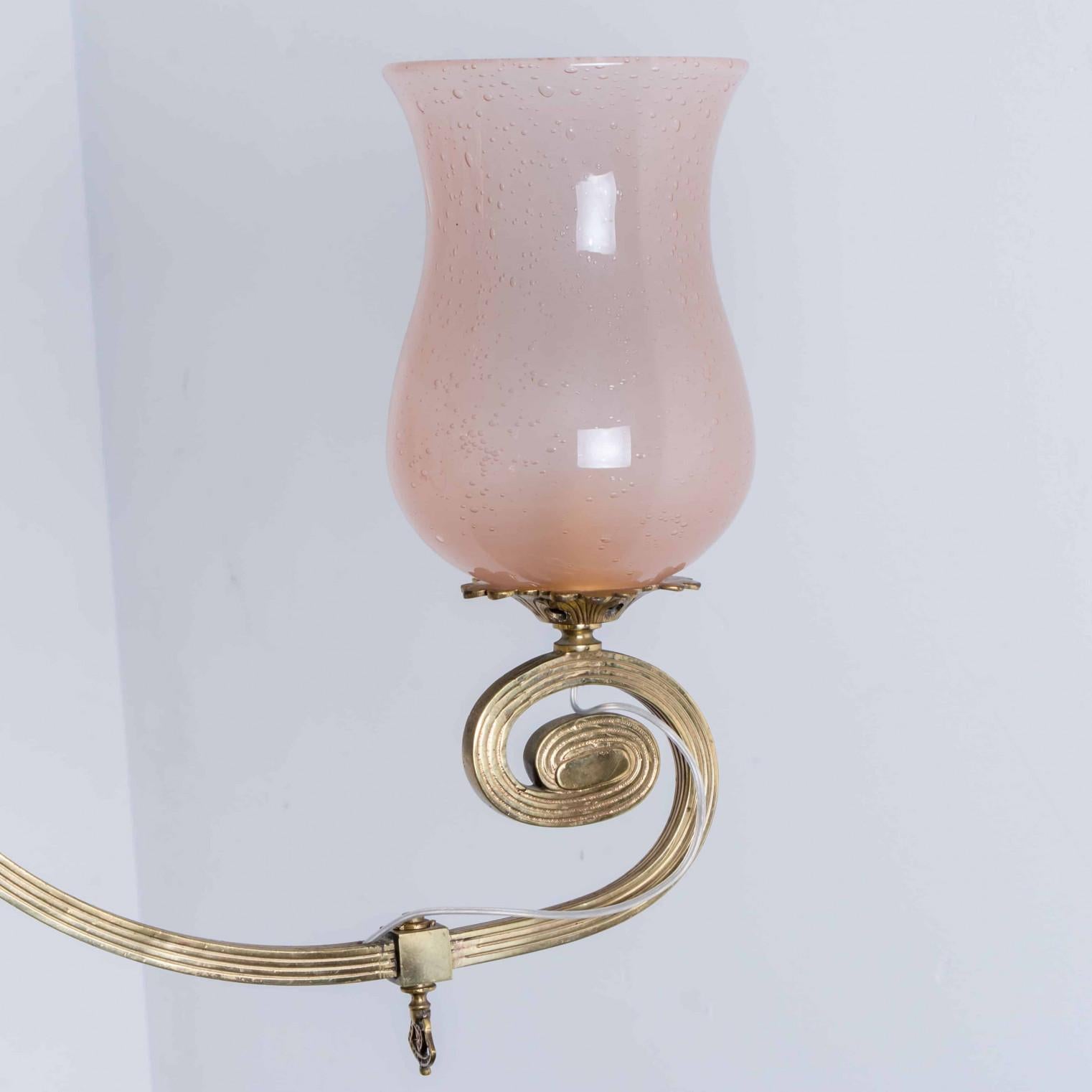 Superbe lustre Art Déco en verre rose et laiton, 1930 en vente 4