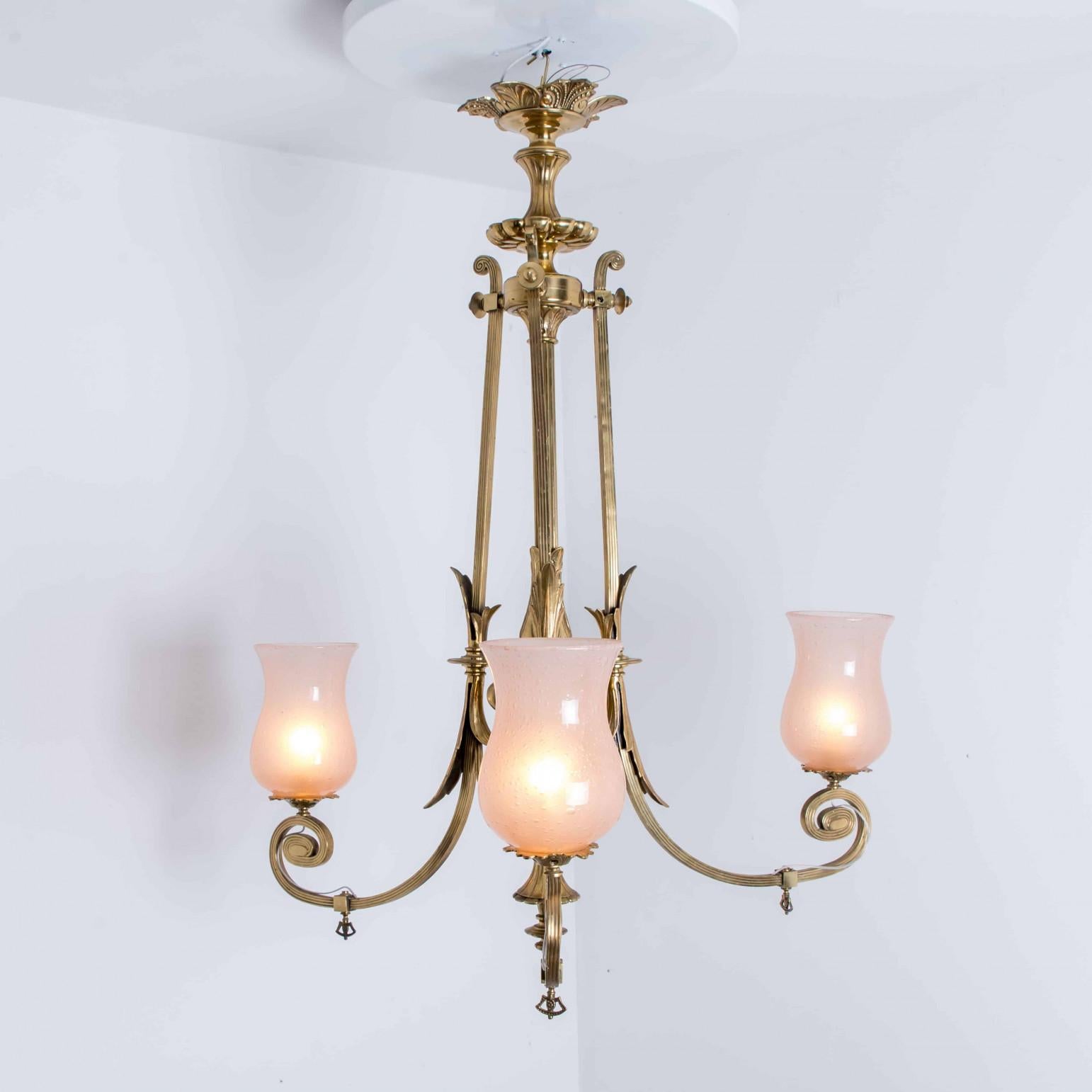 Superbe lustre Art Déco en verre rose et laiton, 1930 en vente 6