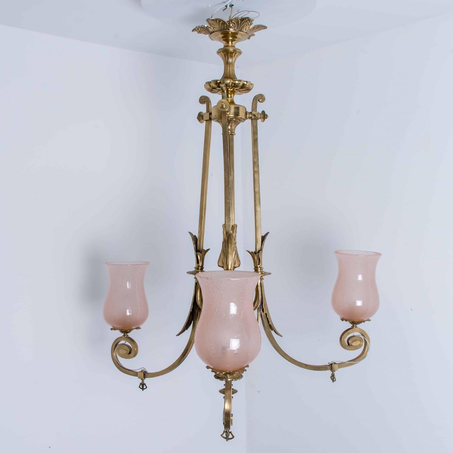 Magnifique lustre Art Déco à 3 branches. Cette pièce est réalisée en verre rose, enrichi d'accents en laiton, créant une lumière diffuse et ludique. Illumine magnifiquement.




Complément intemporel de votre décor, ce lustre allie l'élégance