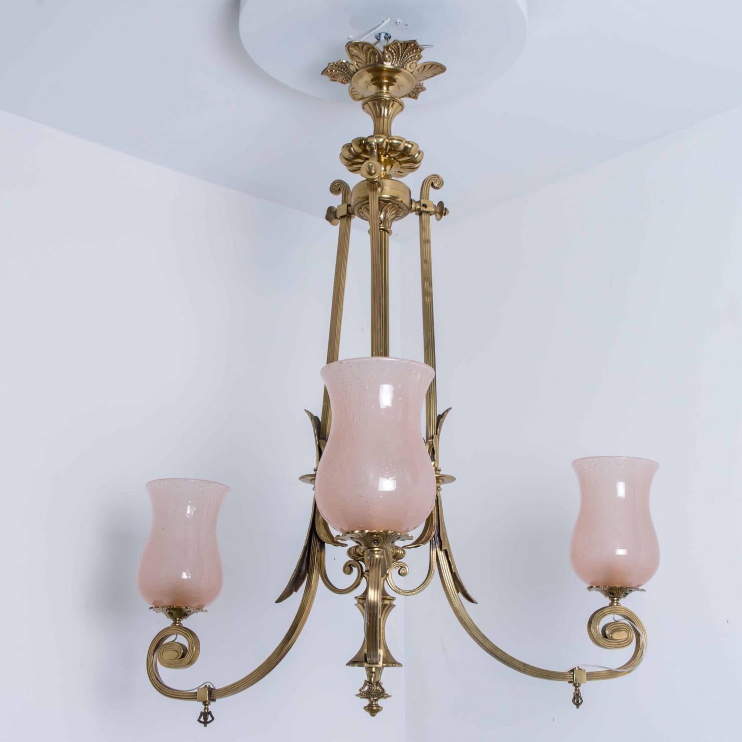 Français Superbe lustre Art Déco en verre rose et laiton, 1930 en vente