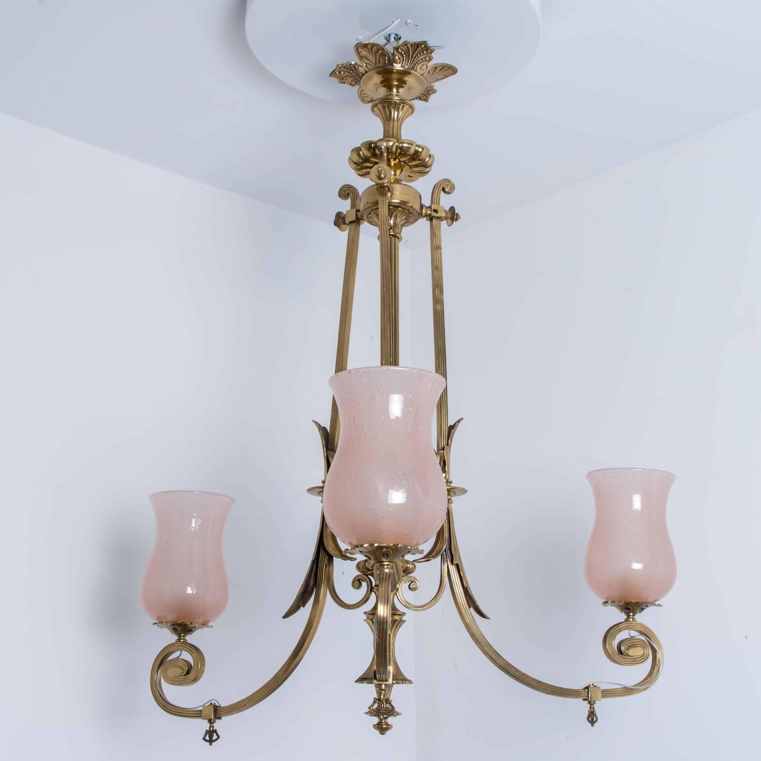 Français Superbe lustre Art Déco en verre rose et laiton, 1930 en vente