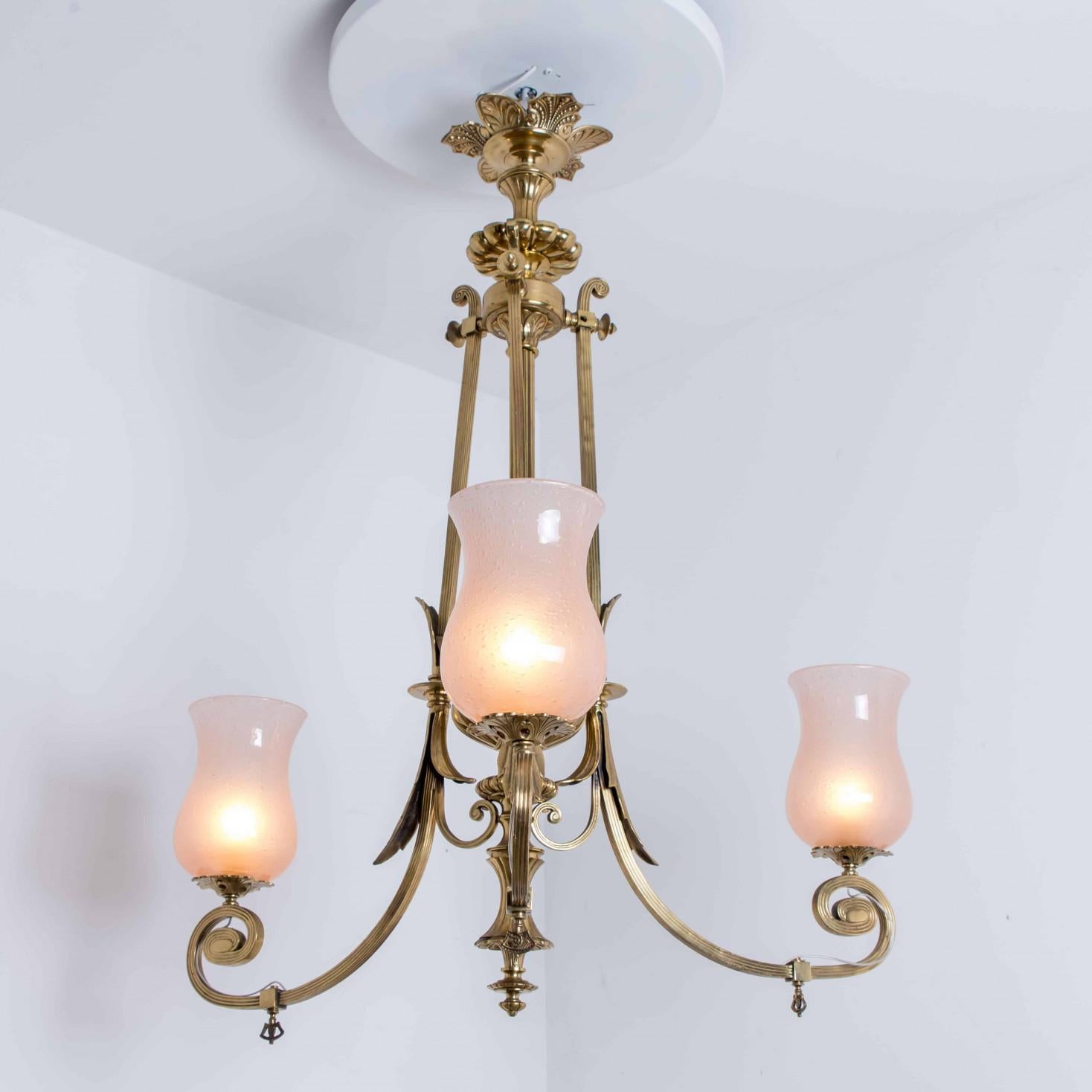 Autre Superbe lustre Art Déco en verre rose et laiton, 1930 en vente