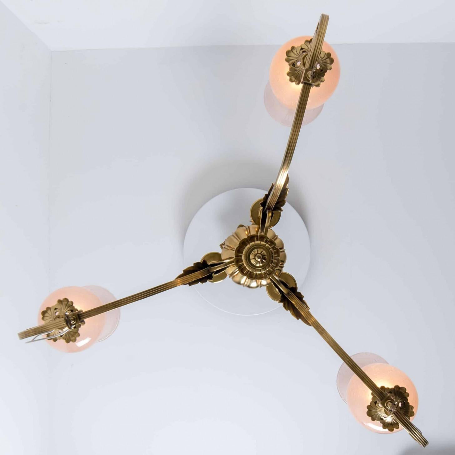 Superbe lustre Art Déco en verre rose et laiton, 1930 Bon état - En vente à Rijssen, NL
