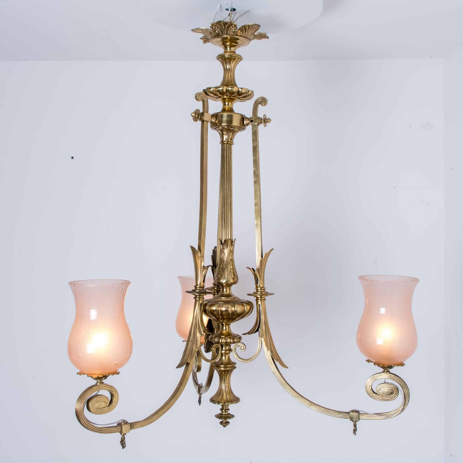 Milieu du XXe siècle Superbe lustre Art Déco en verre rose et laiton, 1930 en vente