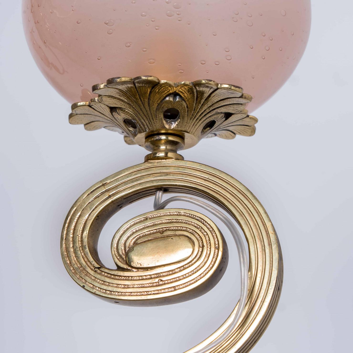 Laiton Superbe lustre Art Déco en verre rose et laiton, 1930 en vente