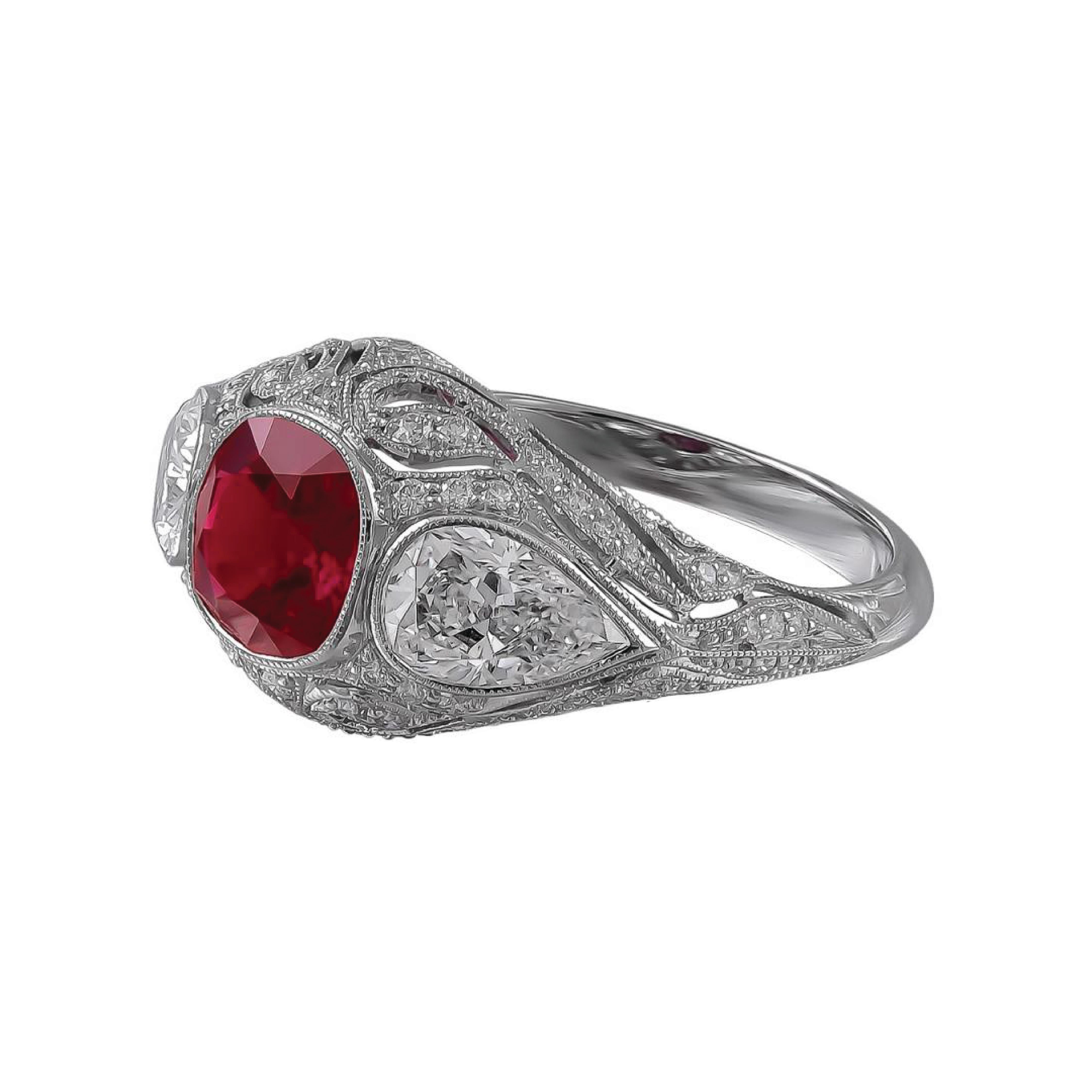 Anello in platino con rubino centrale da 0,23 carati e 2 diamanti a forma di pera laterali da 1,21 carati, accentati da diamanti rotondi più piccoli da 1,00 carati.
                             