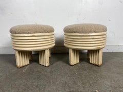 Atemberaubende Art-Déco-Pouf''s / Fußhocker''s nach Eileen Gray, gerippter weißer Lack