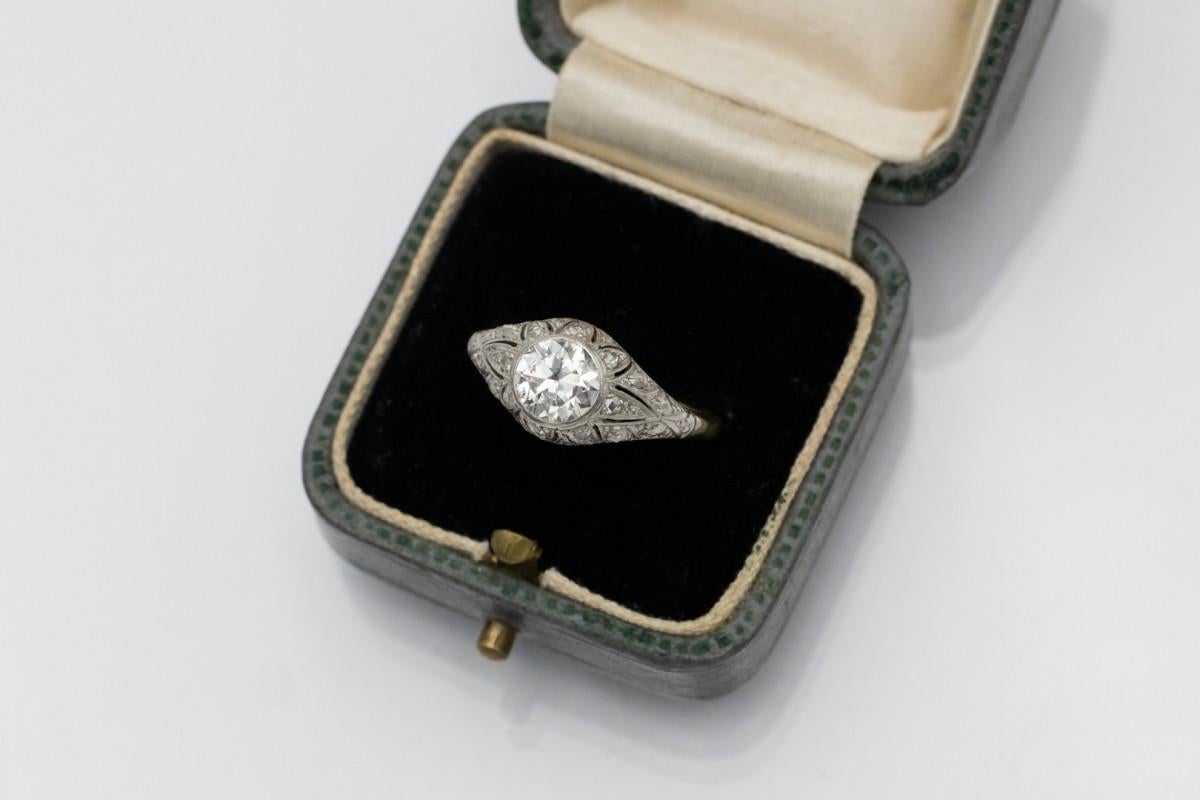 Une superbe bague Art déco

Bague en or jaune 14 carats (titre 0,585) et éléments en platine.

Origine : Europe occidentale, vers 1920-1930.

L'élément central de cette bague exceptionnelle est un magnifique diamant de taille brillant ancienne