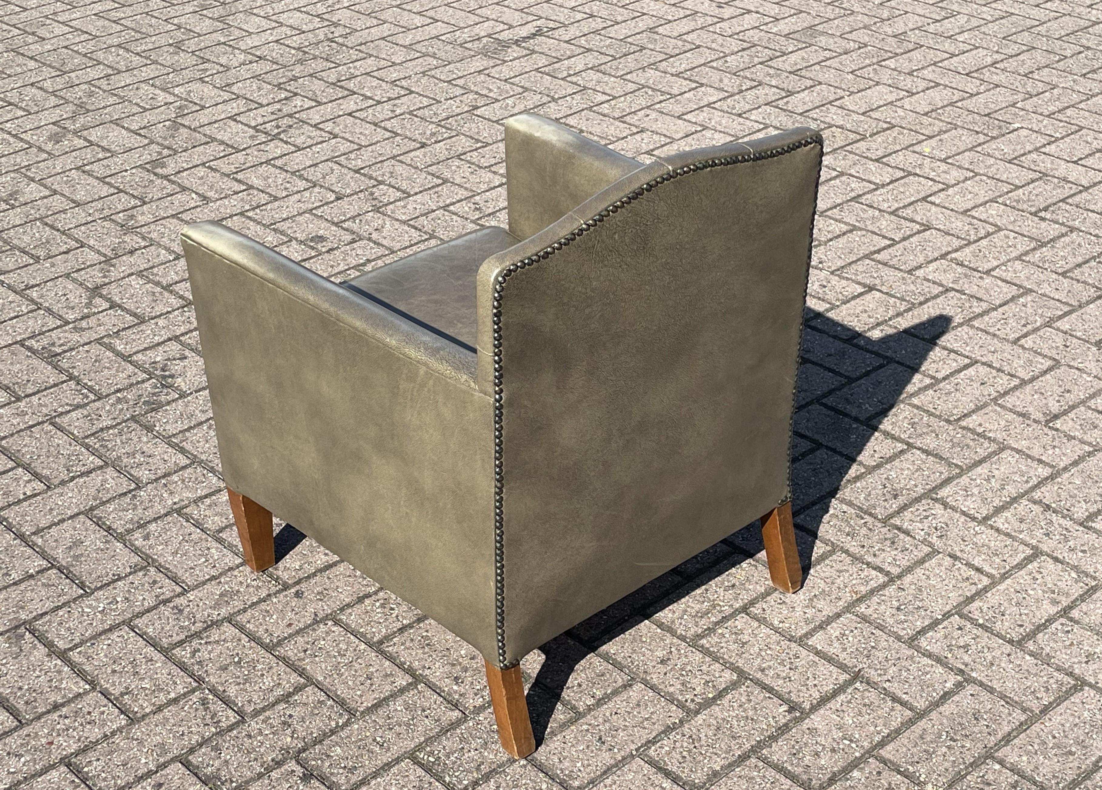 Superbe fauteuil pour dames de style Art Déco Fauteuil club avec. Cuir gris et clous en laiton en vente 2