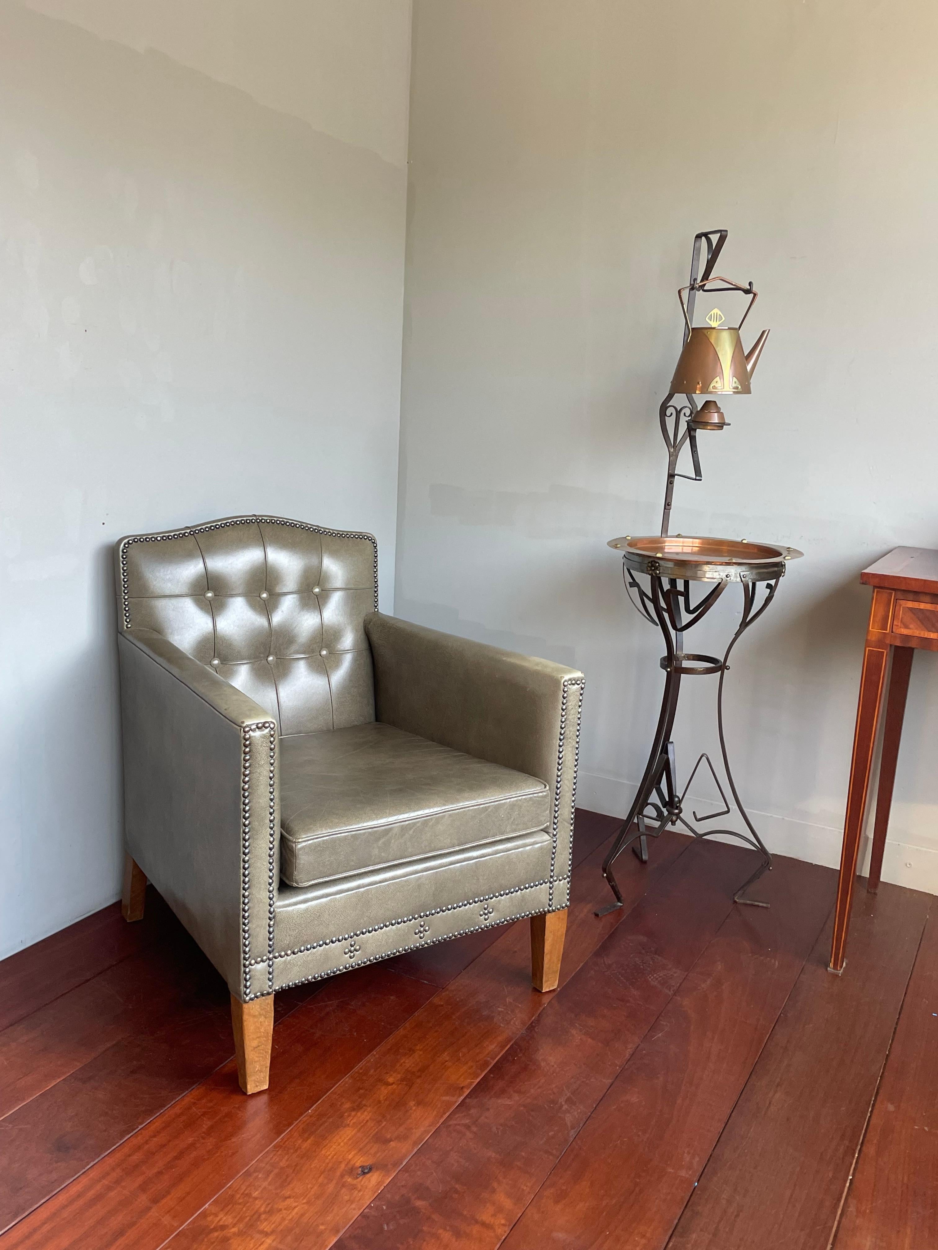 Atemberaubende Art Deco Style Ladies Armchair Club Chair w. Graues Leder & Messingnägel im Angebot 9