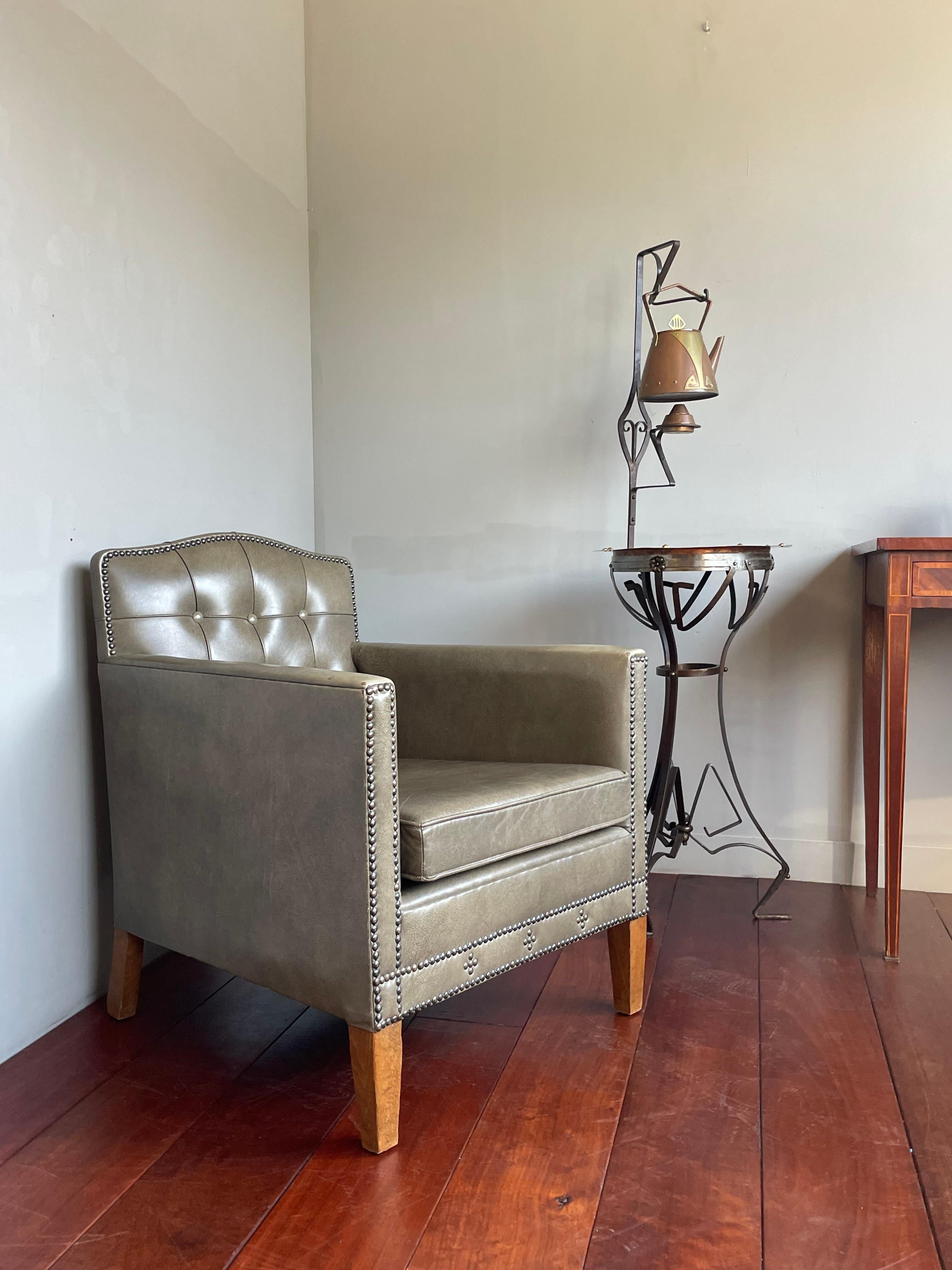 Atemberaubende Art Deco Style Ladies Armchair Club Chair w. Graues Leder & Messingnägel (Art déco) im Angebot