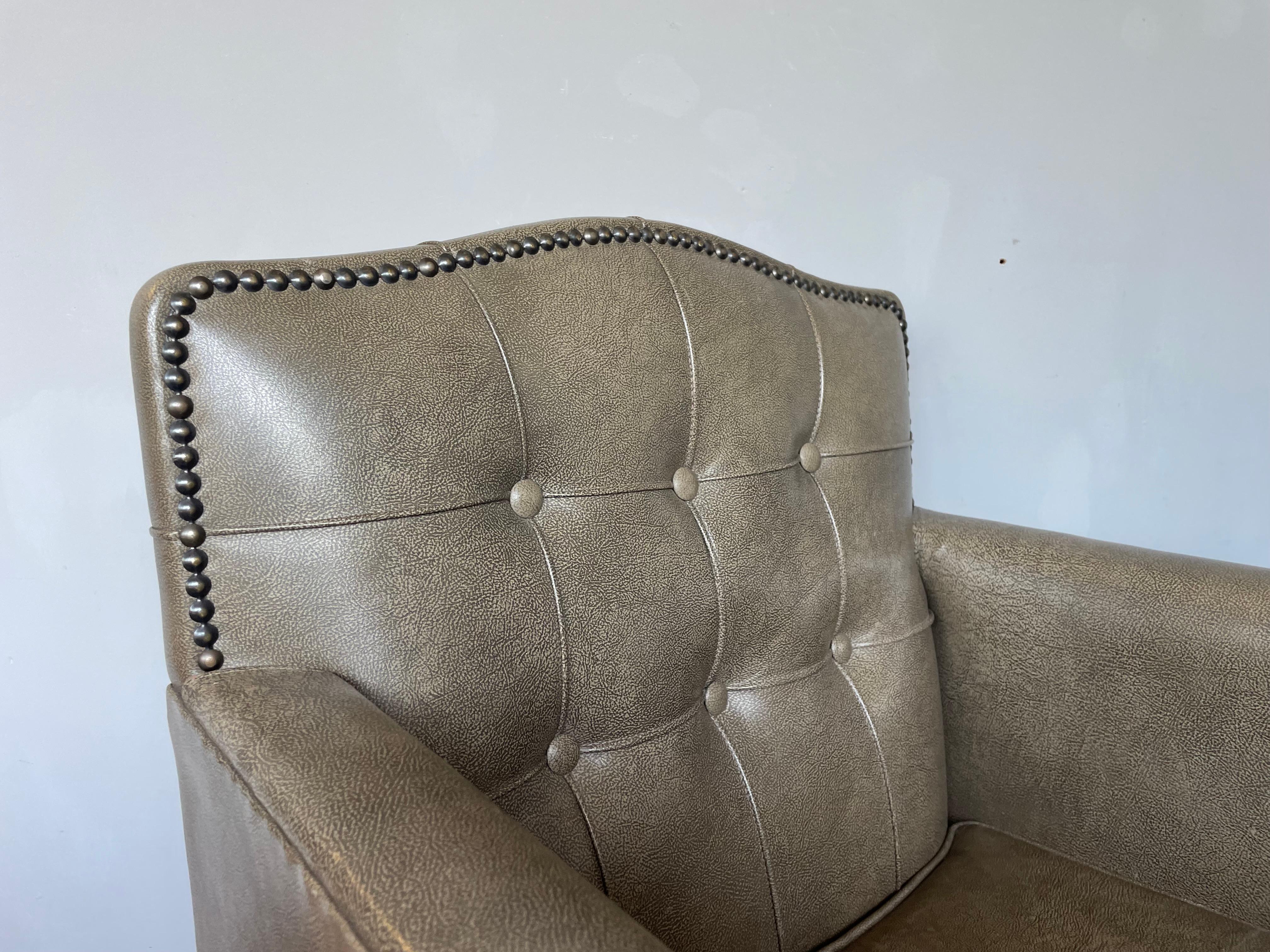 Laiton Superbe fauteuil pour dames de style Art Déco Fauteuil club avec. Cuir gris et clous en laiton en vente