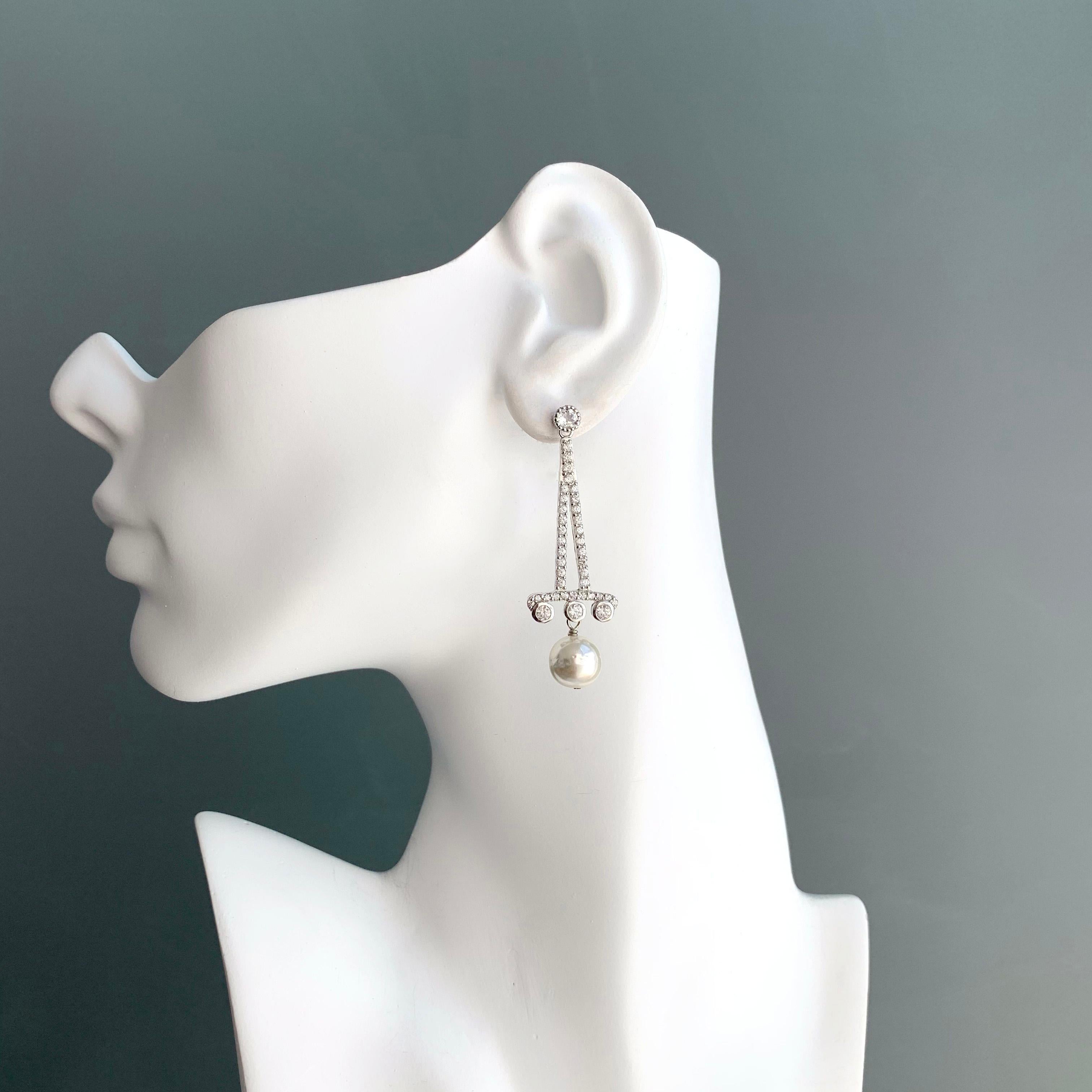 Stunning Art Deco Style with Glass Pearl Drop Earrings In New Condition In Los Angeles, CA