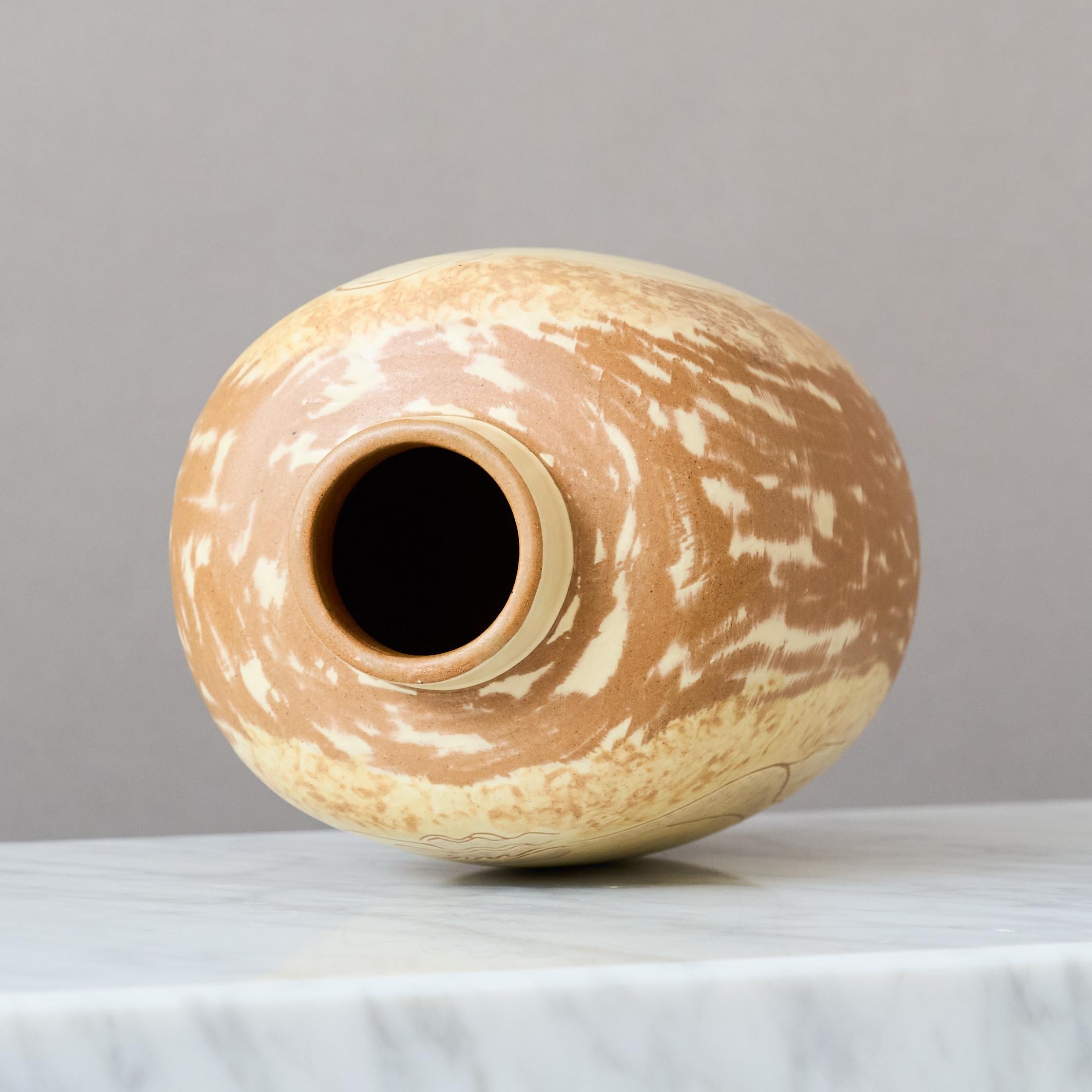 Stunning Art Deco Vase by Vicke Lindstrand. Upsala-Ekeby, Sweden, 1940s. For Sale 2