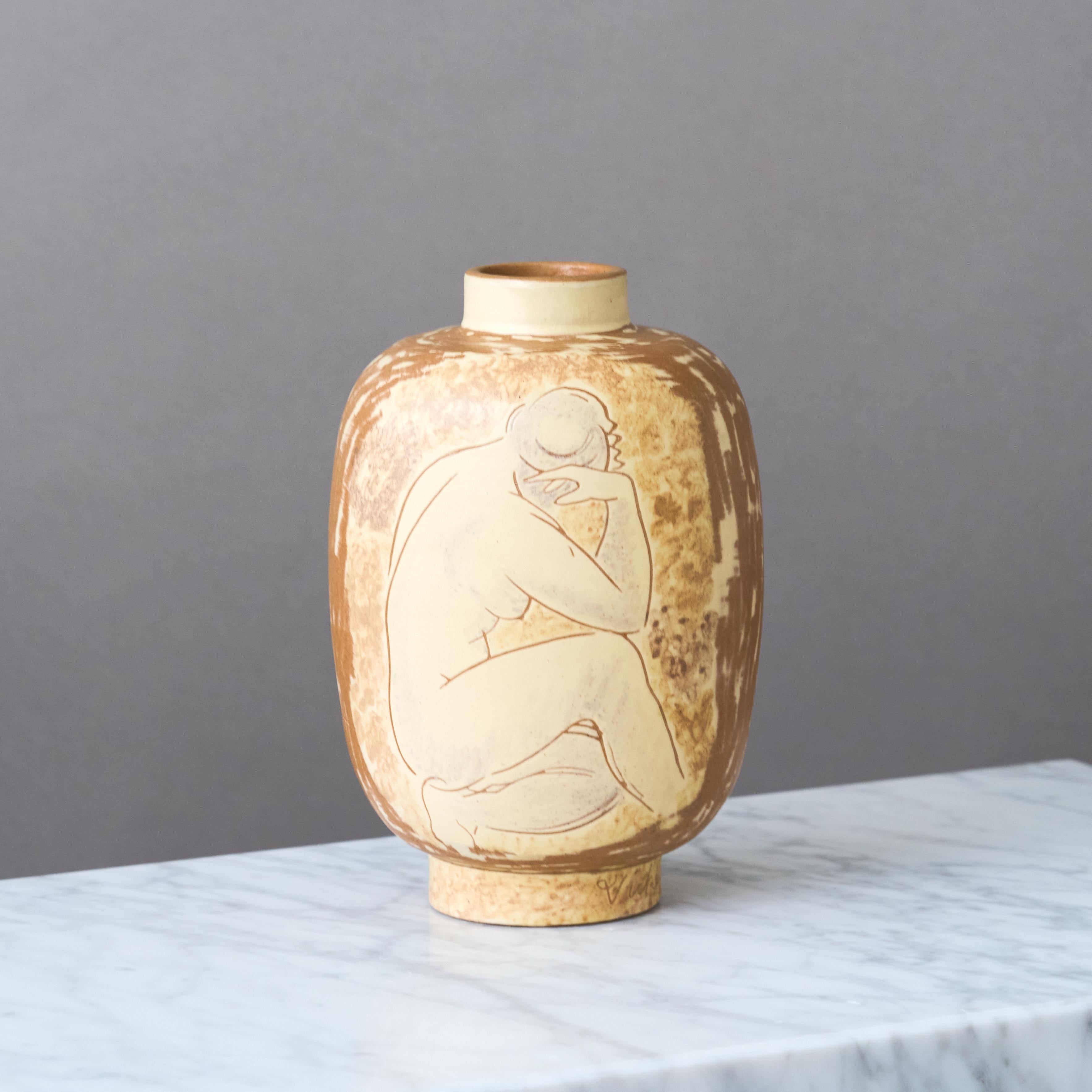 Swedish Stunning Art Deco Vase by Vicke Lindstrand. Upsala-Ekeby, Sweden, 1940s. For Sale