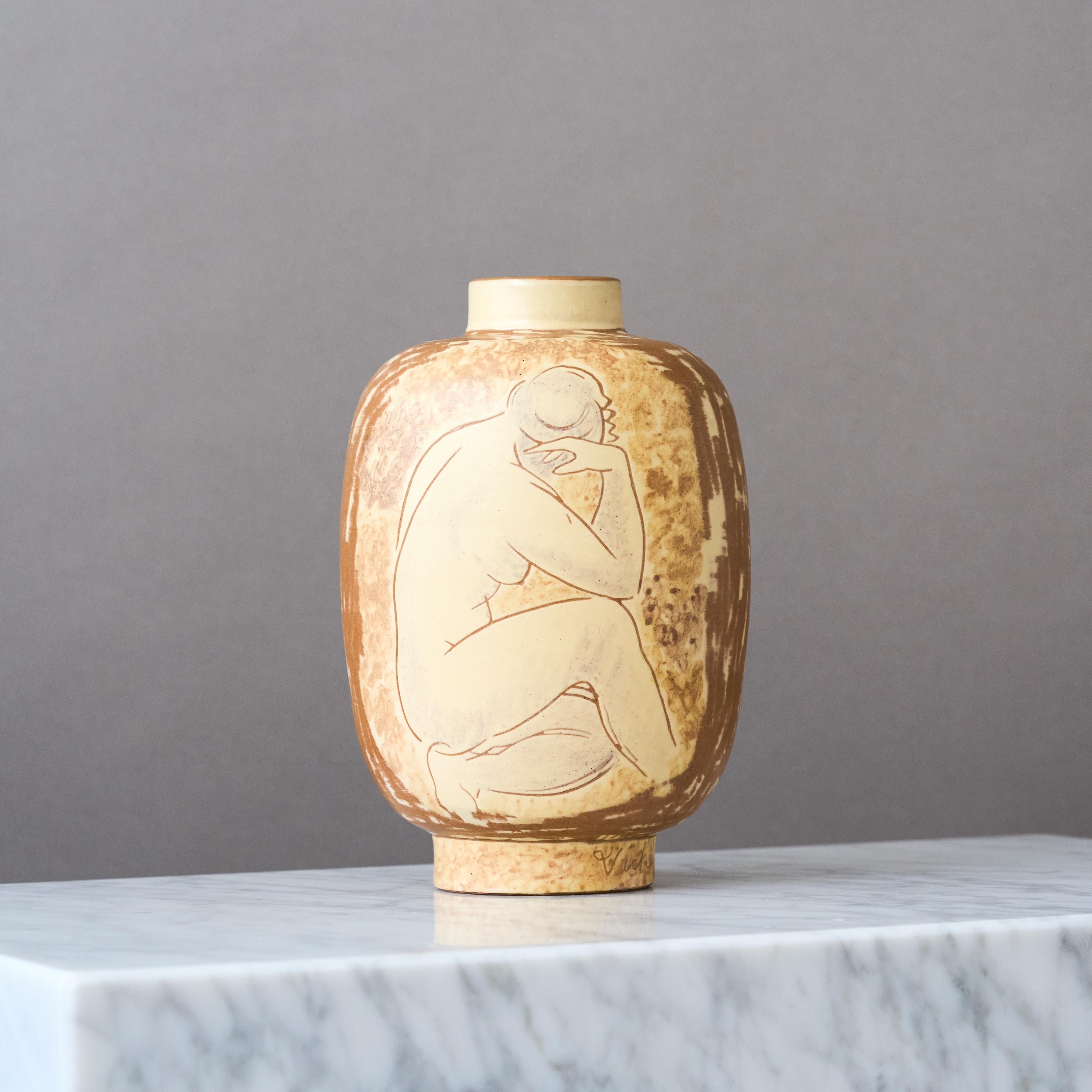 Stunning Art Deco Vase by Vicke Lindstrand. Upsala-Ekeby, Sweden, 1940s. In Excellent Condition For Sale In Malmö, SE