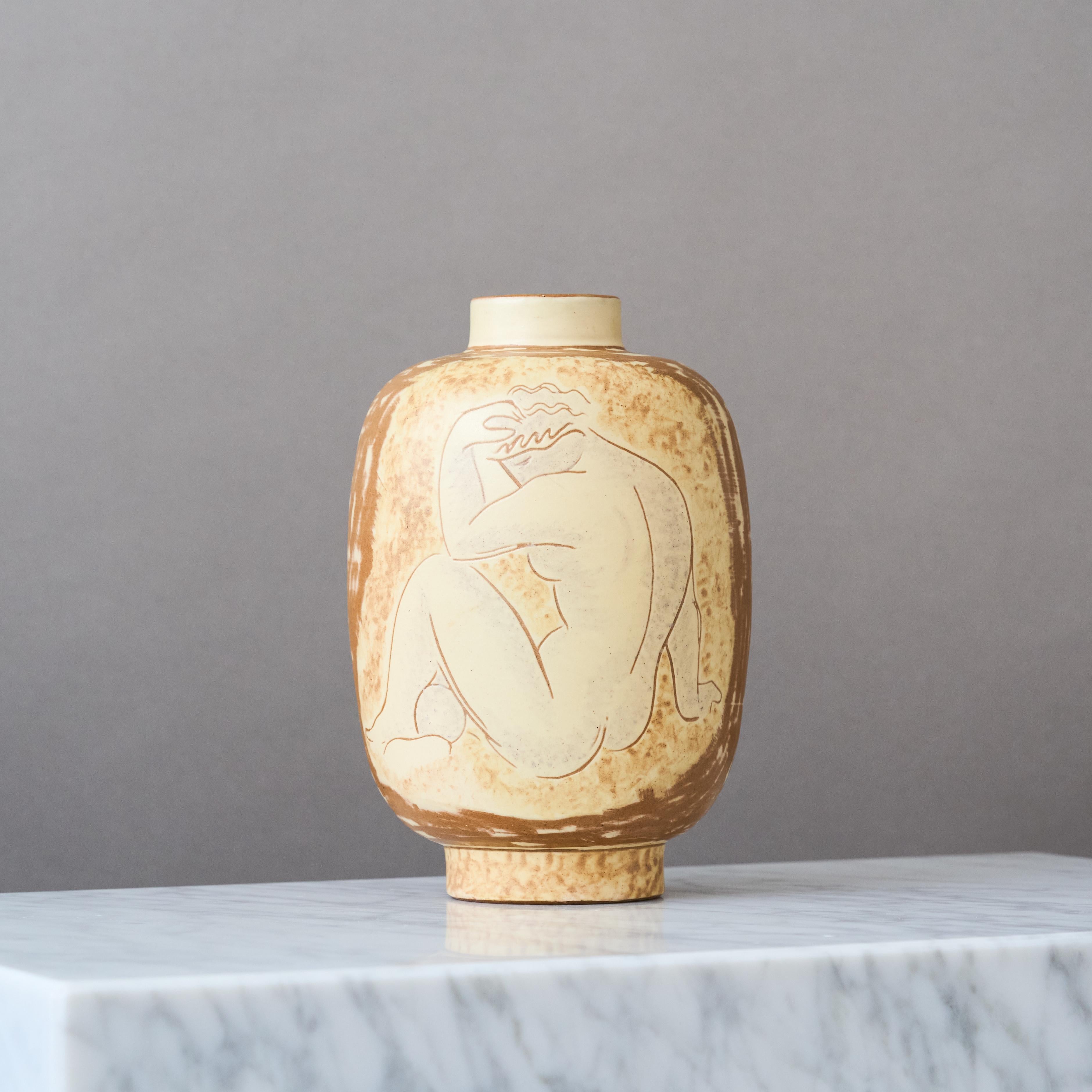 Stunning Art Deco Vase by Vicke Lindstrand. Upsala-Ekeby, Sweden, 1940s. For Sale 1