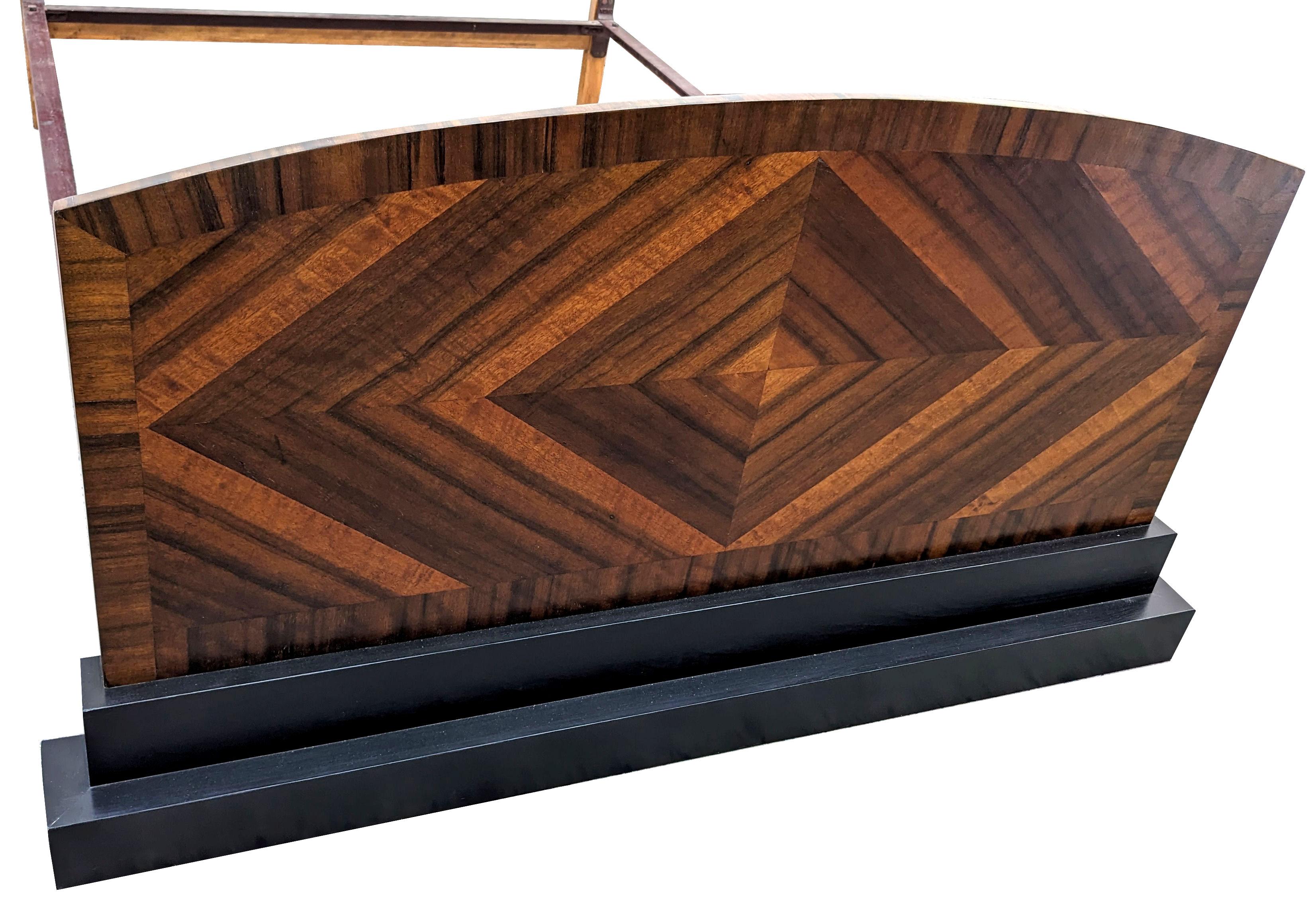 Atemberaubende Art Deco Walnuss  Doppelbett, englisch, ca. 1930er Jahre  (Art déco) im Angebot