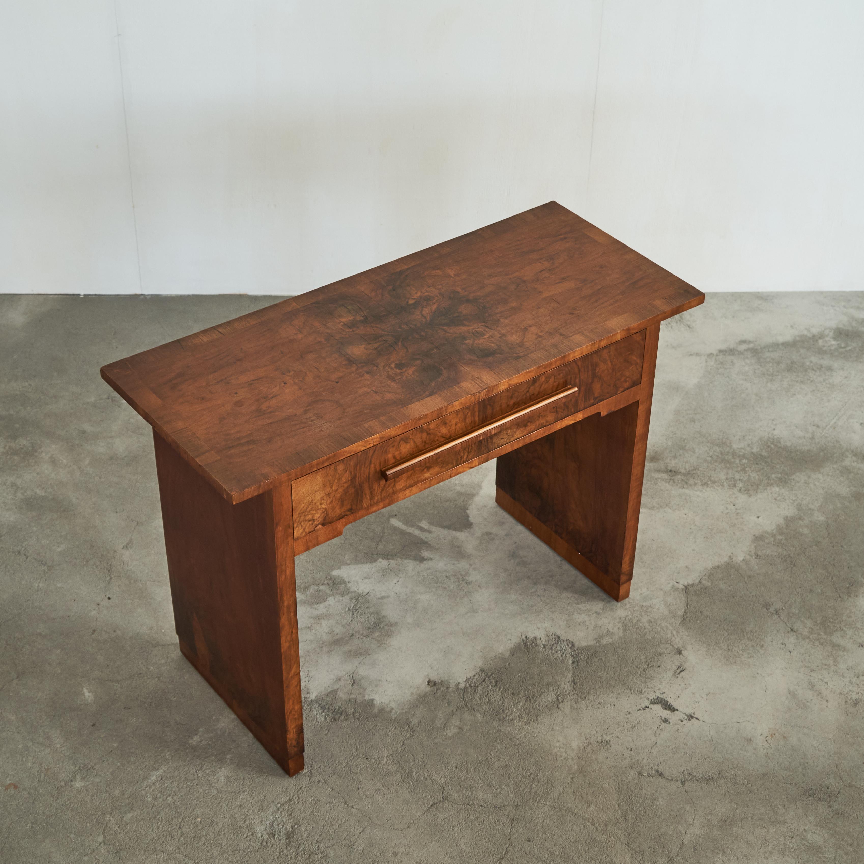 Stunning Art Deco Writing Desk in Book Matched Burl Veneer, Europe, 1930s.

This is a wonderful and very stylish art deco desk or writing table in beautiful book matched burl veneer. Great colors and wood grain, beautifully book matched. A true art