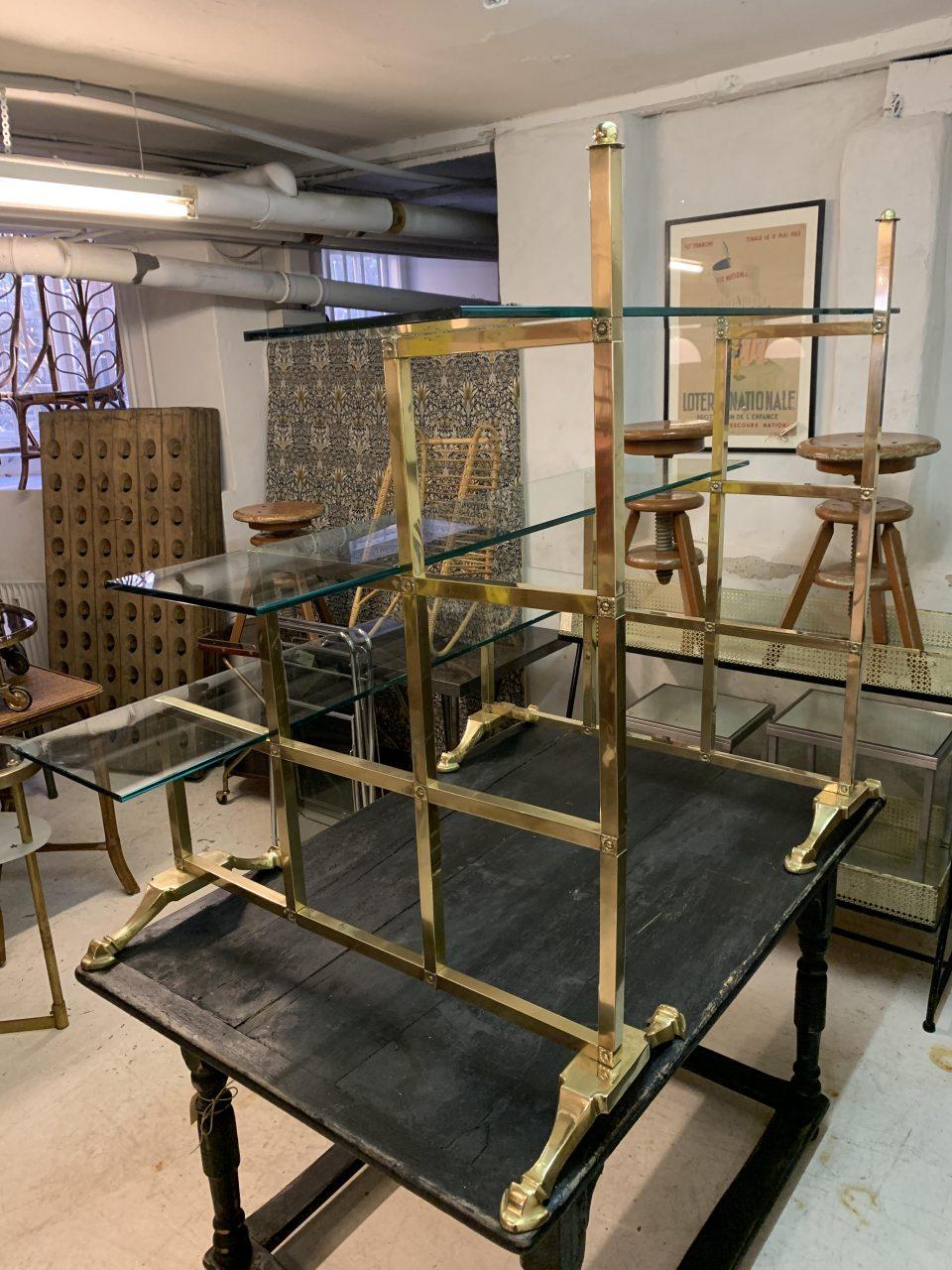 Splendida scaffalatura sfalsata in ottone e vetro in stile Art Nouveau - Francese in vendita 5