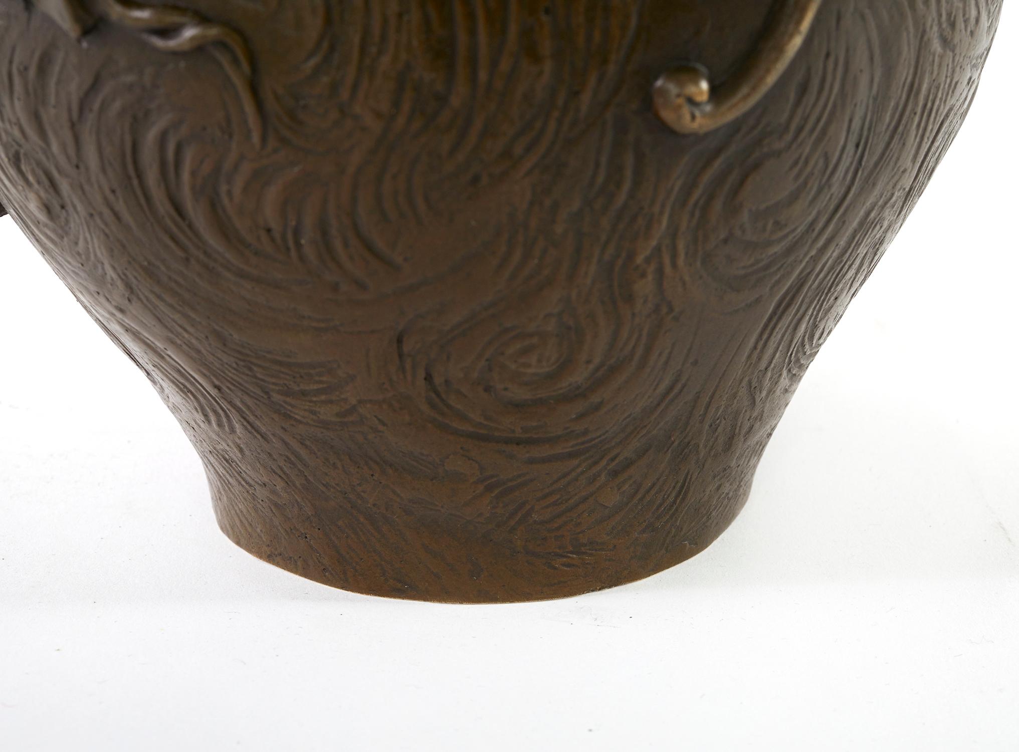 Fait main Superbe pièce/vase en bronze de style Art nouveau en vente