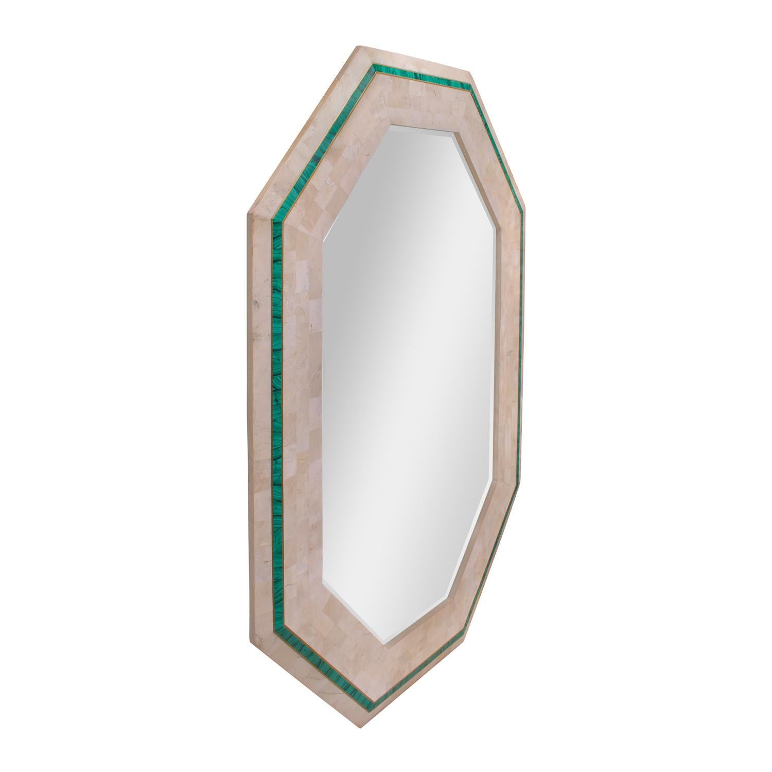 Magnifique miroir mural en corail fossilisé tessellé poli avec des incrustations de malachite et de laiton sur tout le pourtour par Maitland Smith, Philippines, 1985 (Le Label au dos indique 