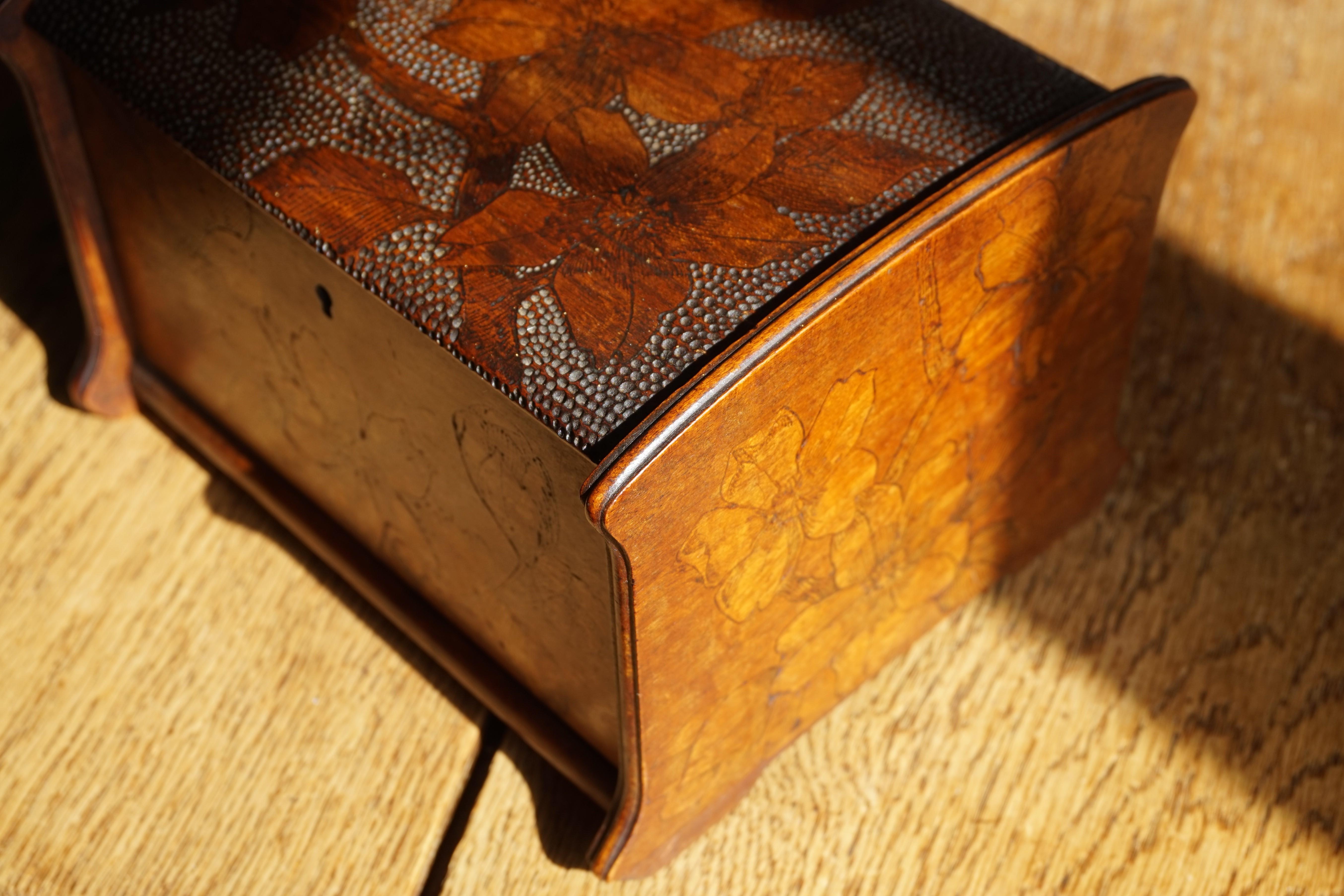 Stunning Arts & Crafts Box with Finest Hand Carved Flower Patterns in Bas Relief In Good Condition In Lisse, NL
