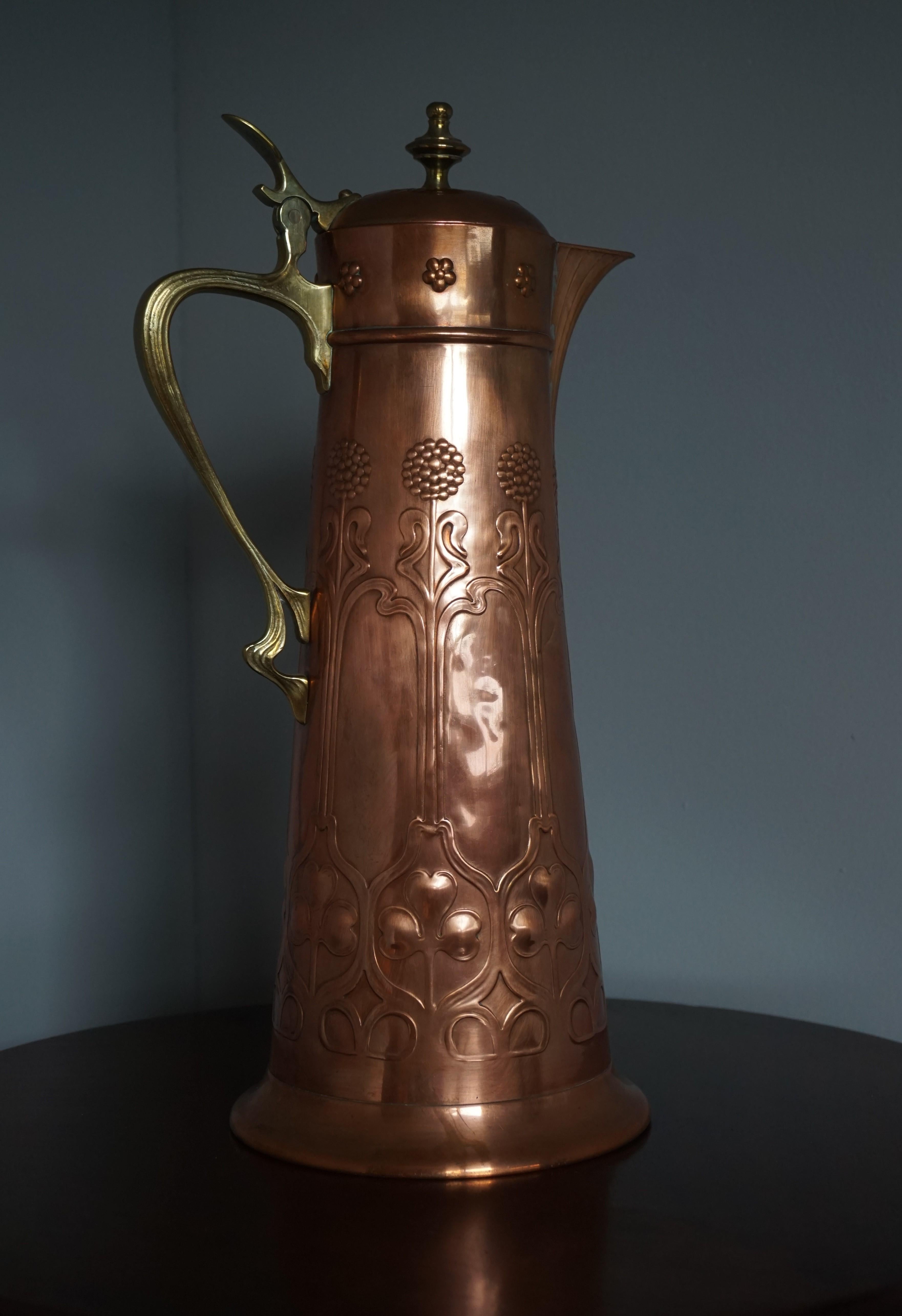 Impresionante jarra o jarrón Arts & Crafts WMF de cobre rojo y latón con flores estilizadas en venta 8