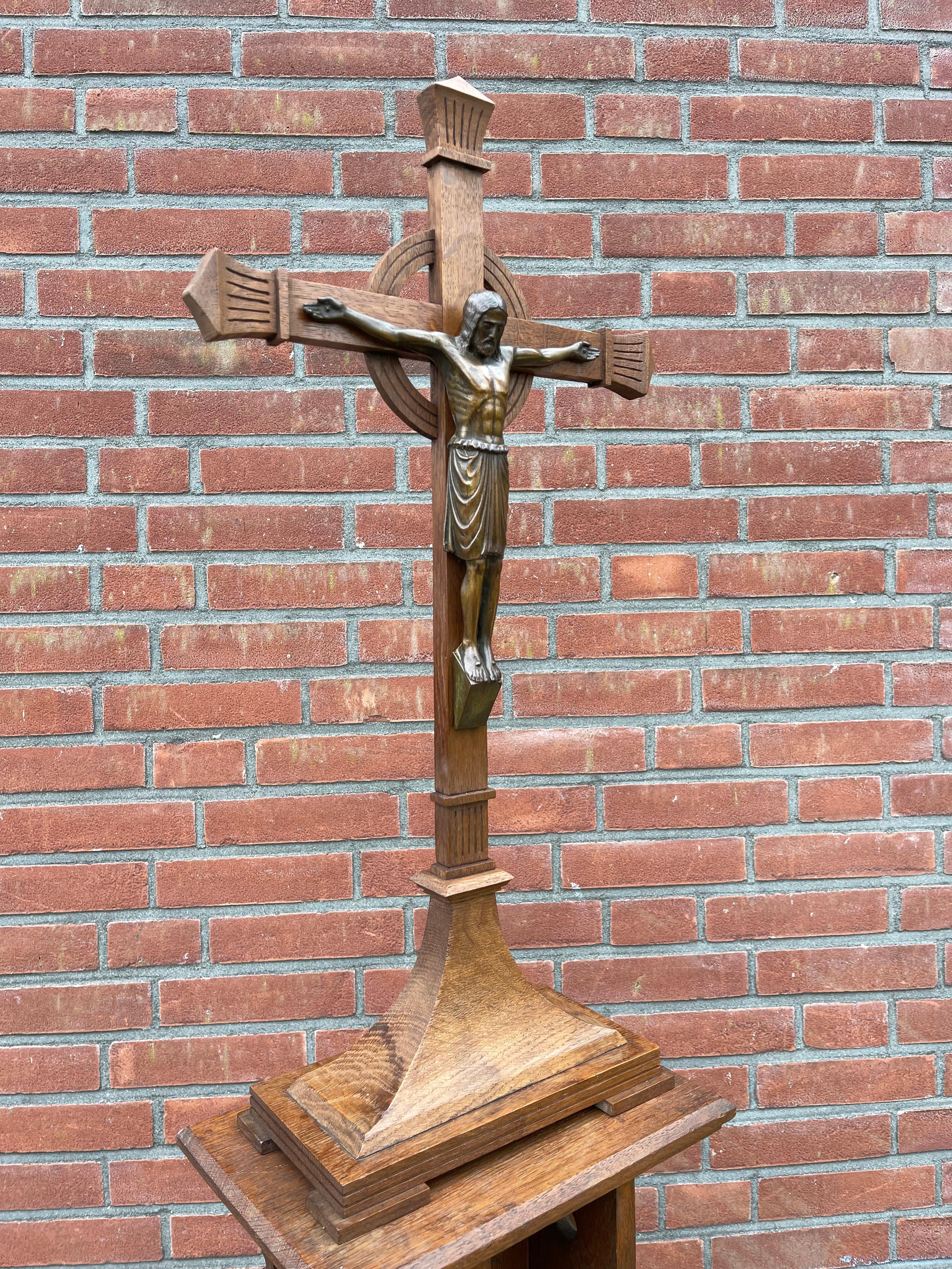 Museum Quality Arts & Crafts Oak Crucifix w Stylished Bronze Sculpture of Christ For Sale 3