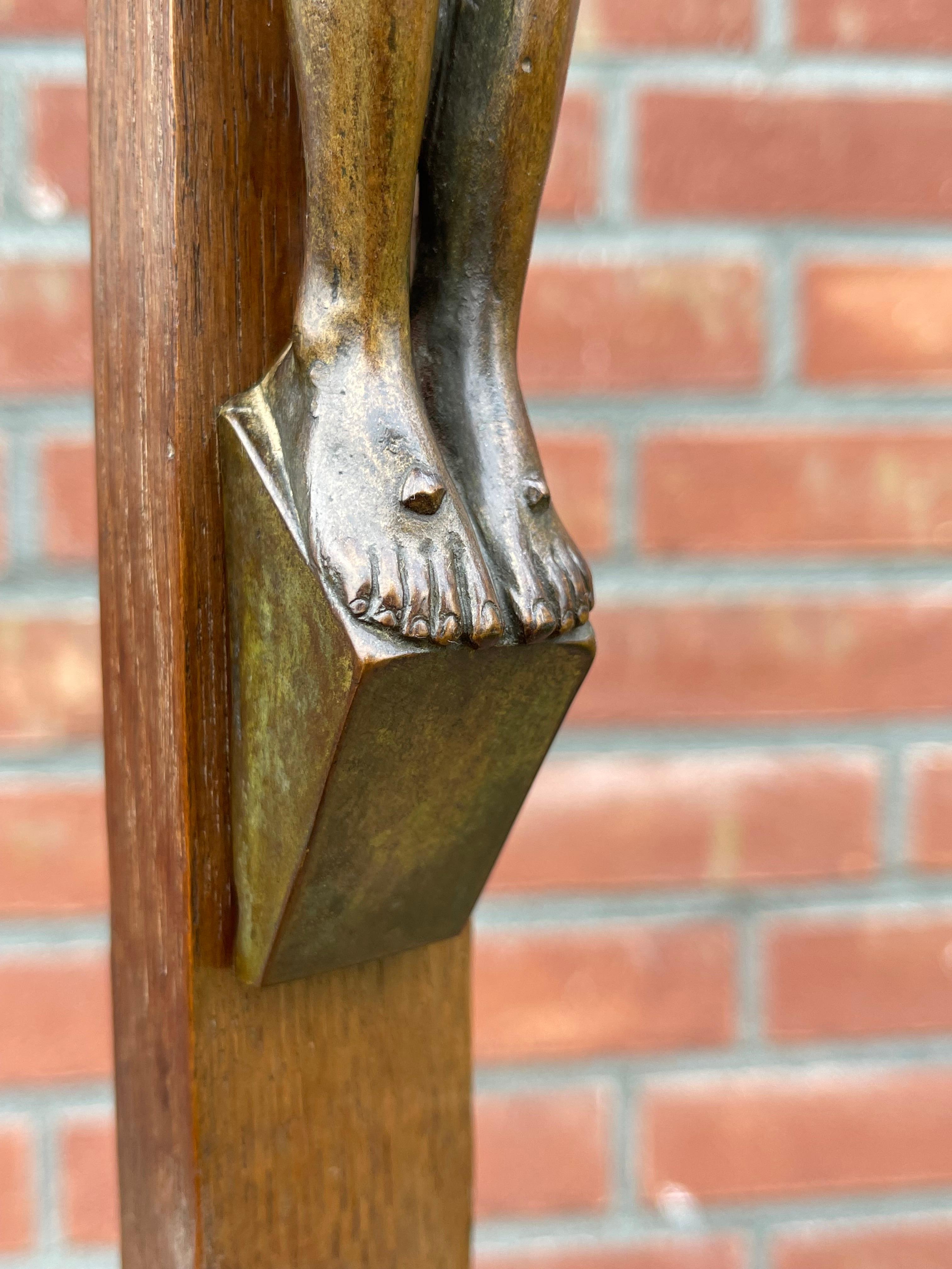 Crucifix en chêne de qualité musée Arts & Crafts avec sculpture en bronze stylisé du Christ en vente 3