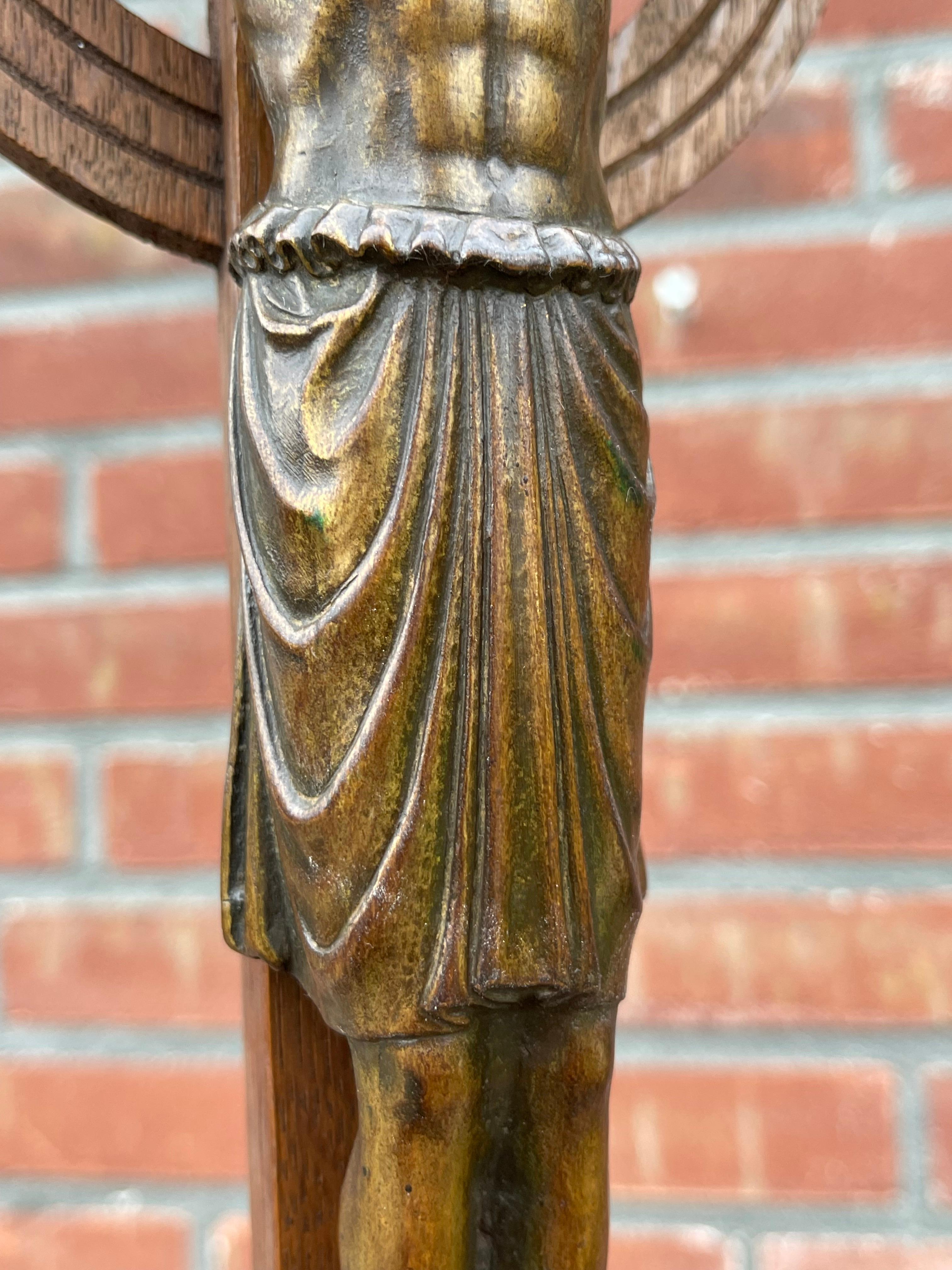 Crucifix en chêne de qualité musée Arts & Crafts avec sculpture en bronze stylisé du Christ en vente 5