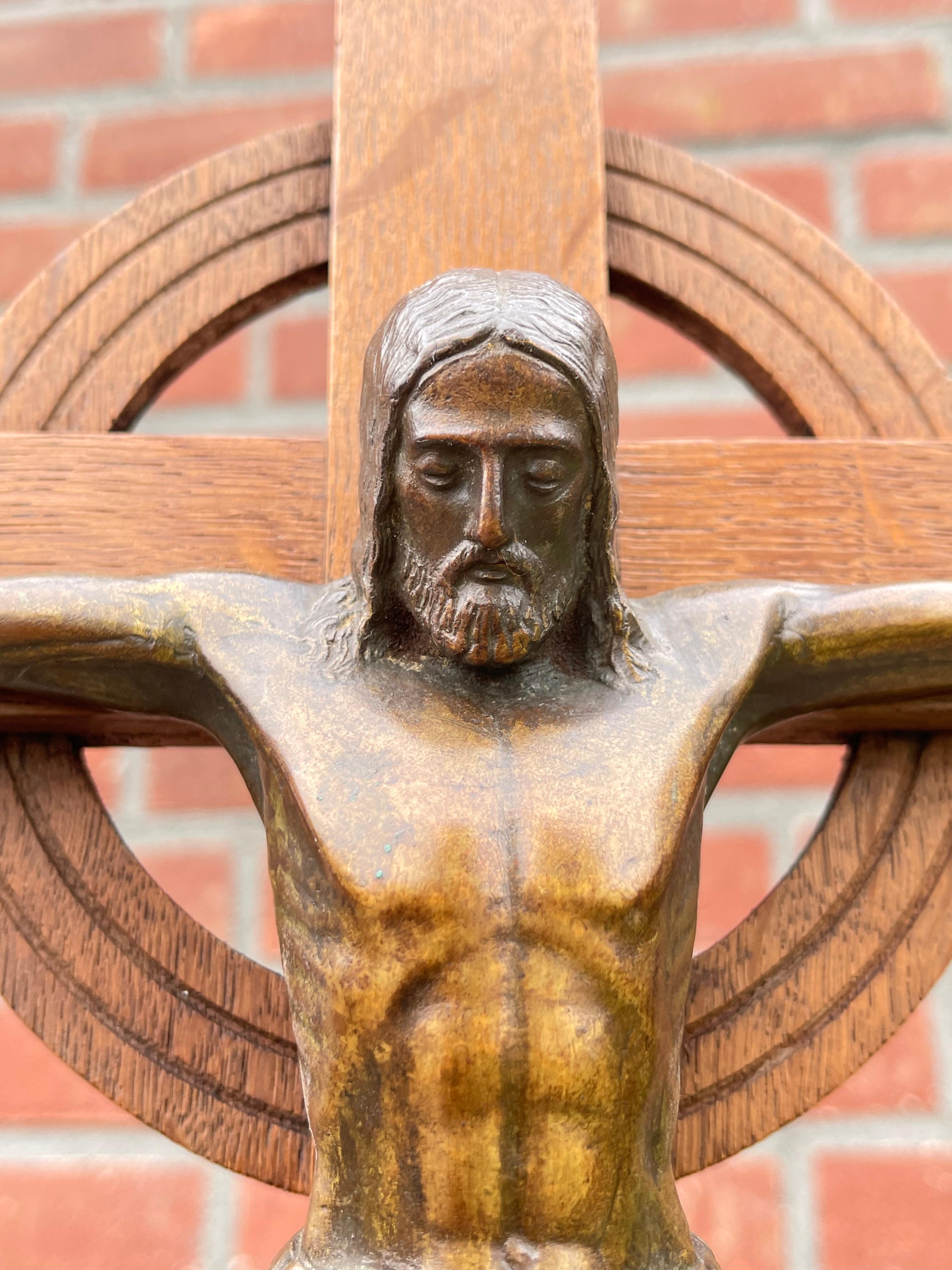 Crucifix en chêne de qualité musée Arts & Crafts avec sculpture en bronze stylisé du Christ en vente 6