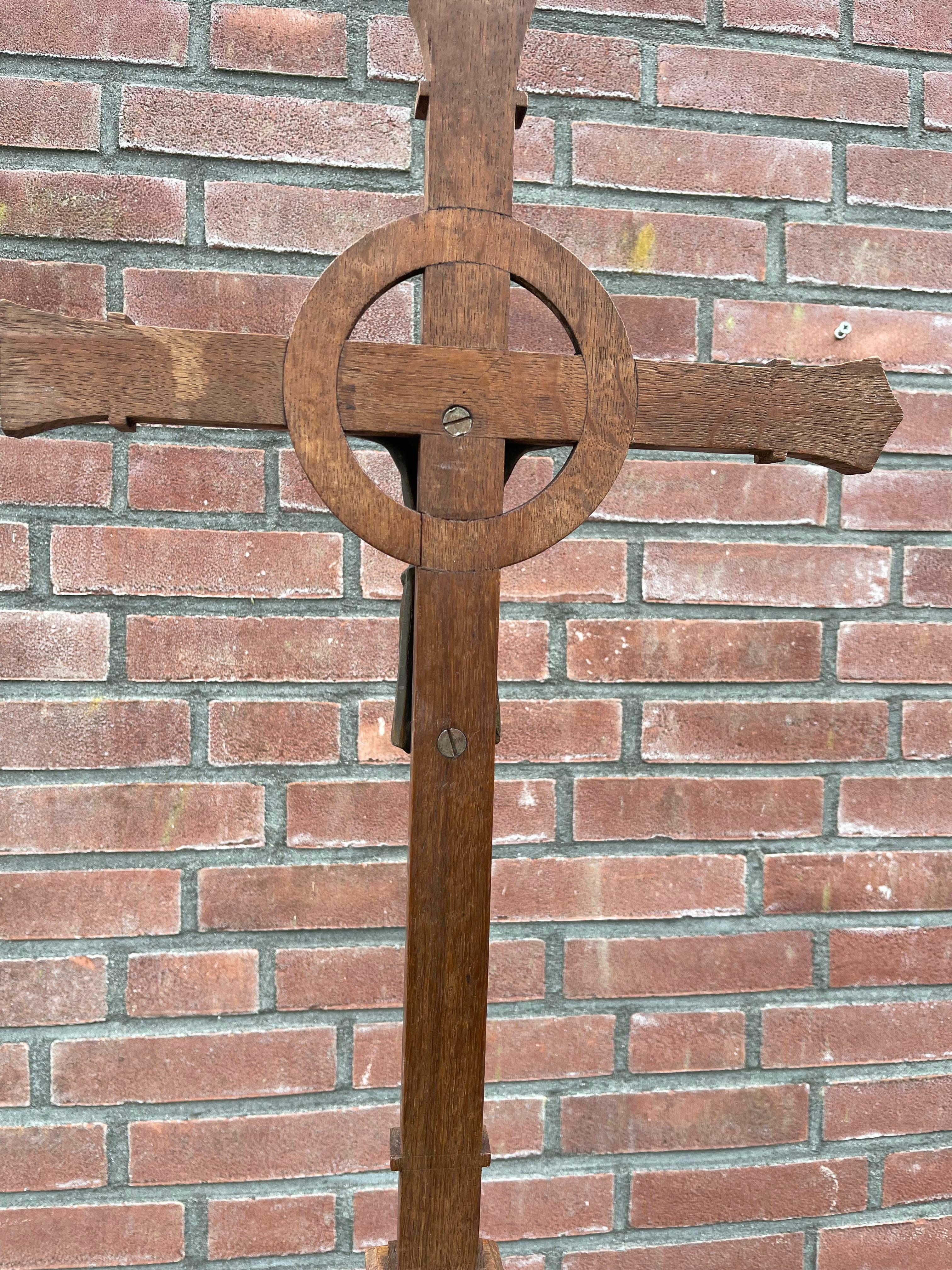 Crucifix en chêne de qualité musée Arts & Crafts avec sculpture en bronze stylisé du Christ en vente 9
