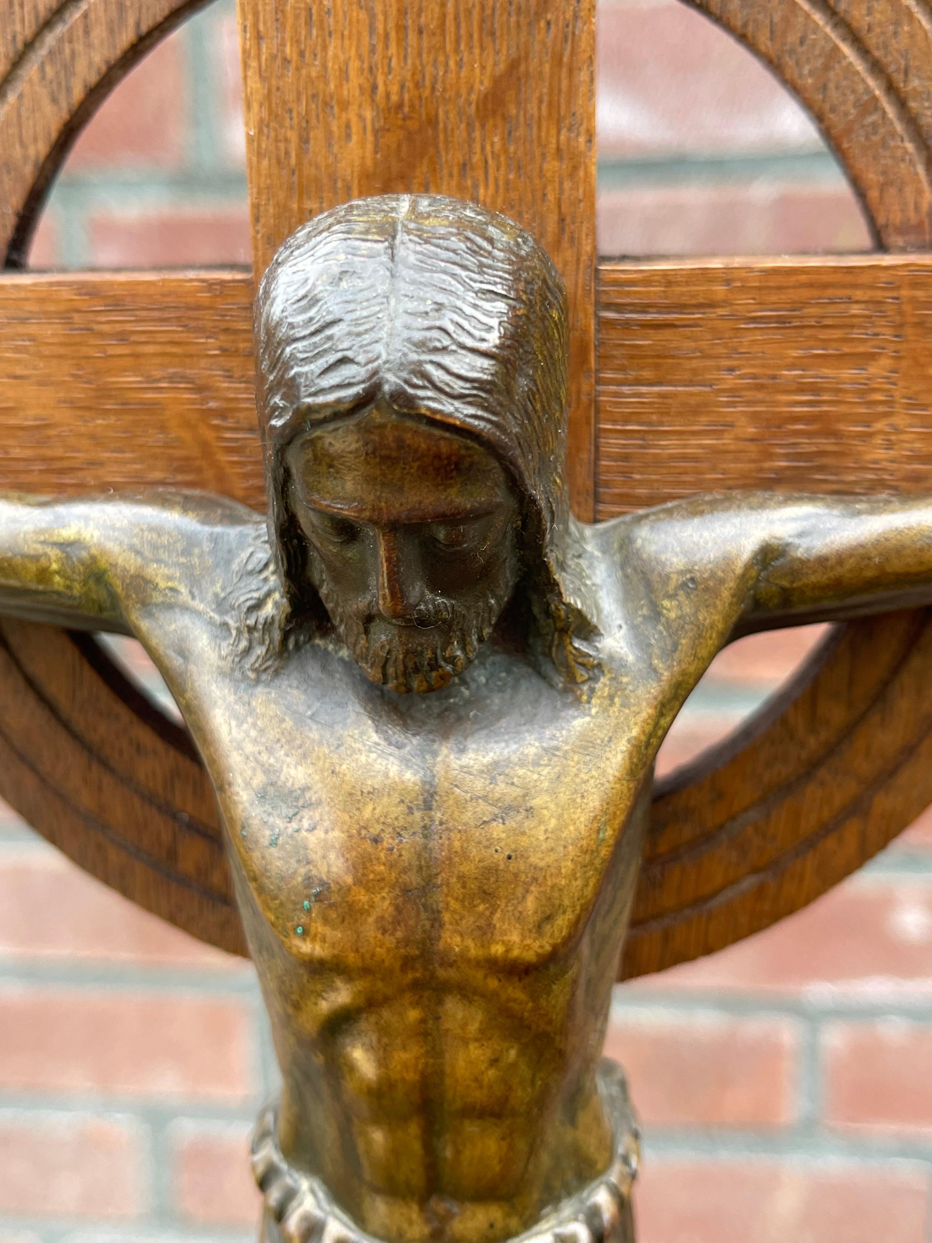 Européen Crucifix en chêne de qualité musée Arts & Crafts avec sculpture en bronze stylisé du Christ en vente