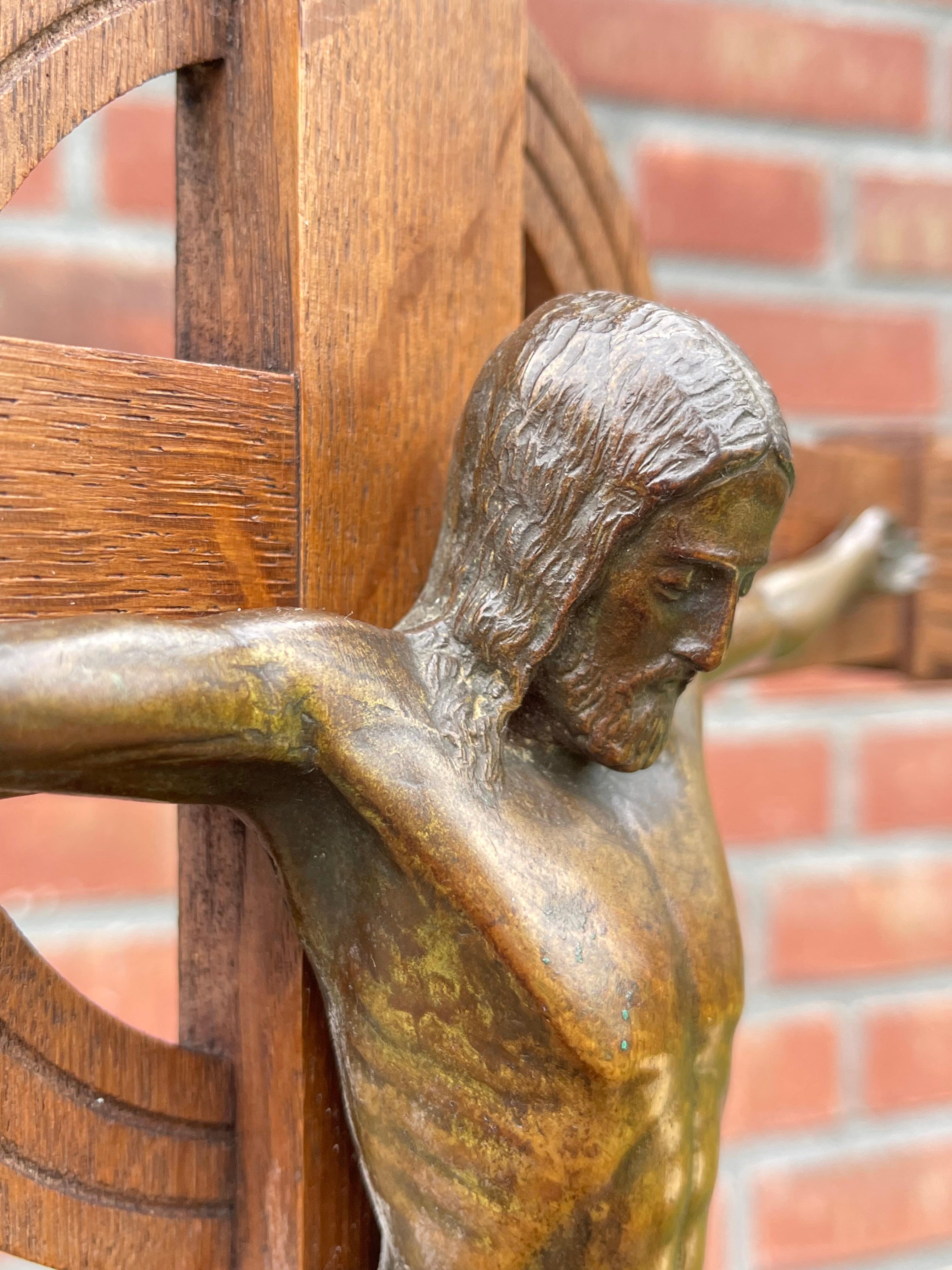 Fait main Crucifix en chêne de qualité musée Arts & Crafts avec sculpture en bronze stylisé du Christ en vente
