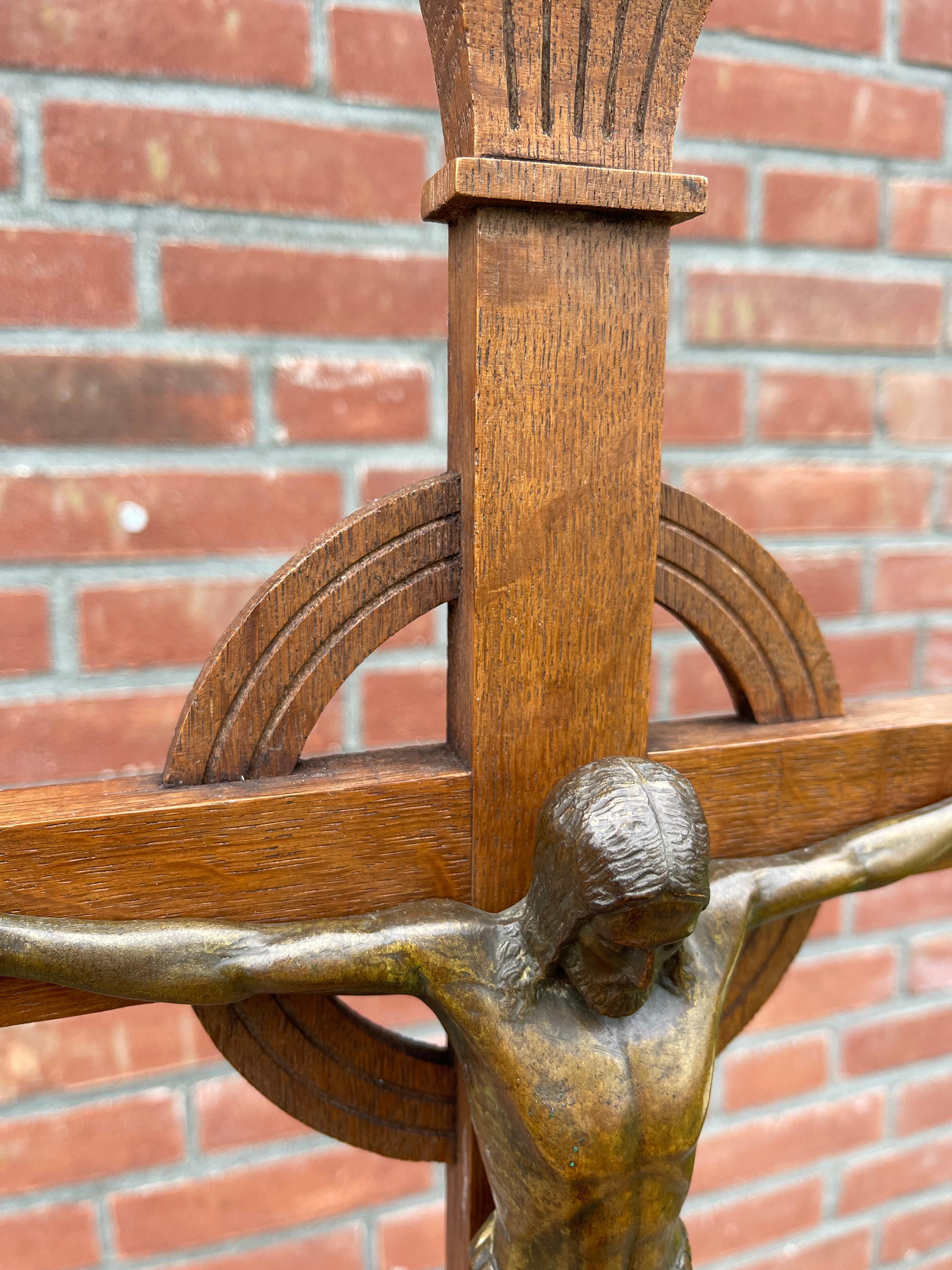 Crucifix en chêne de qualité musée Arts & Crafts avec sculpture en bronze stylisé du Christ Excellent état - En vente à Lisse, NL