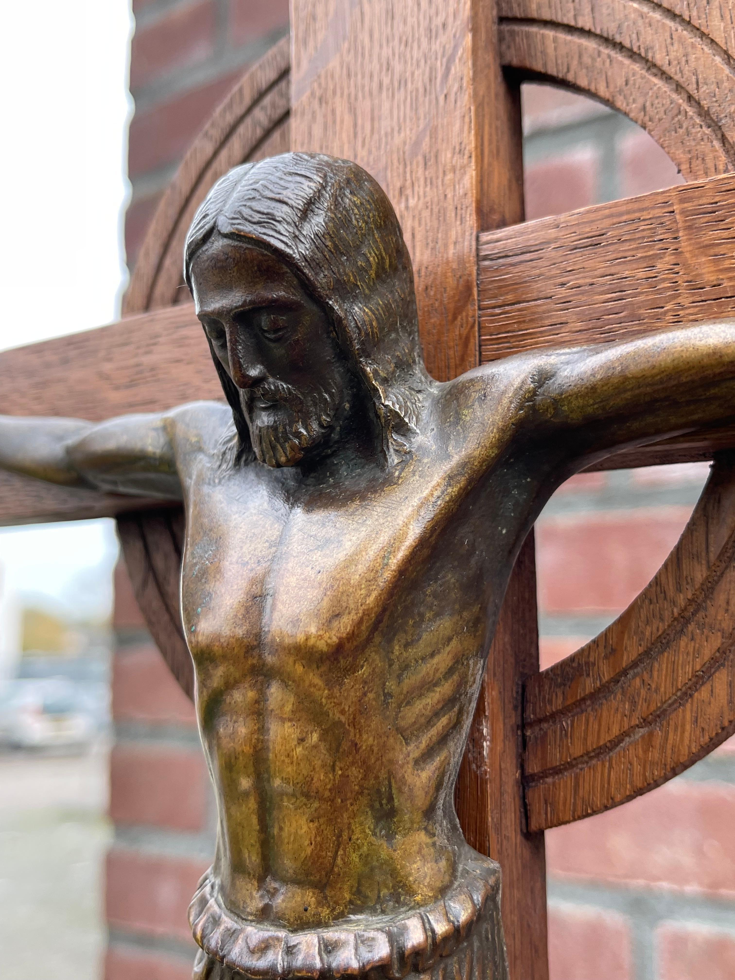 20ième siècle Crucifix en chêne de qualité musée Arts & Crafts avec sculpture en bronze stylisé du Christ en vente