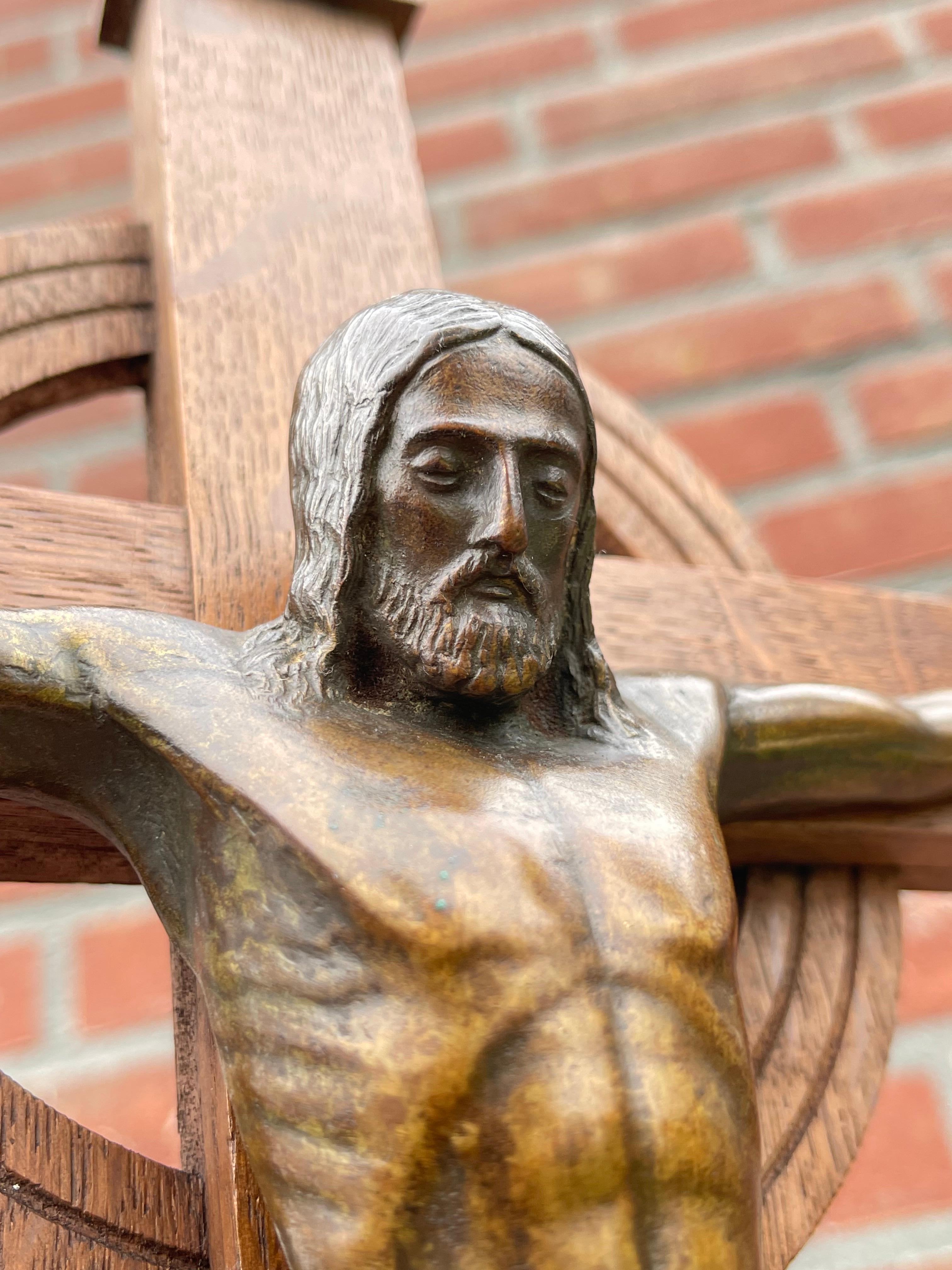 Bronze Crucifix en chêne de qualité musée Arts & Crafts avec sculpture en bronze stylisé du Christ en vente