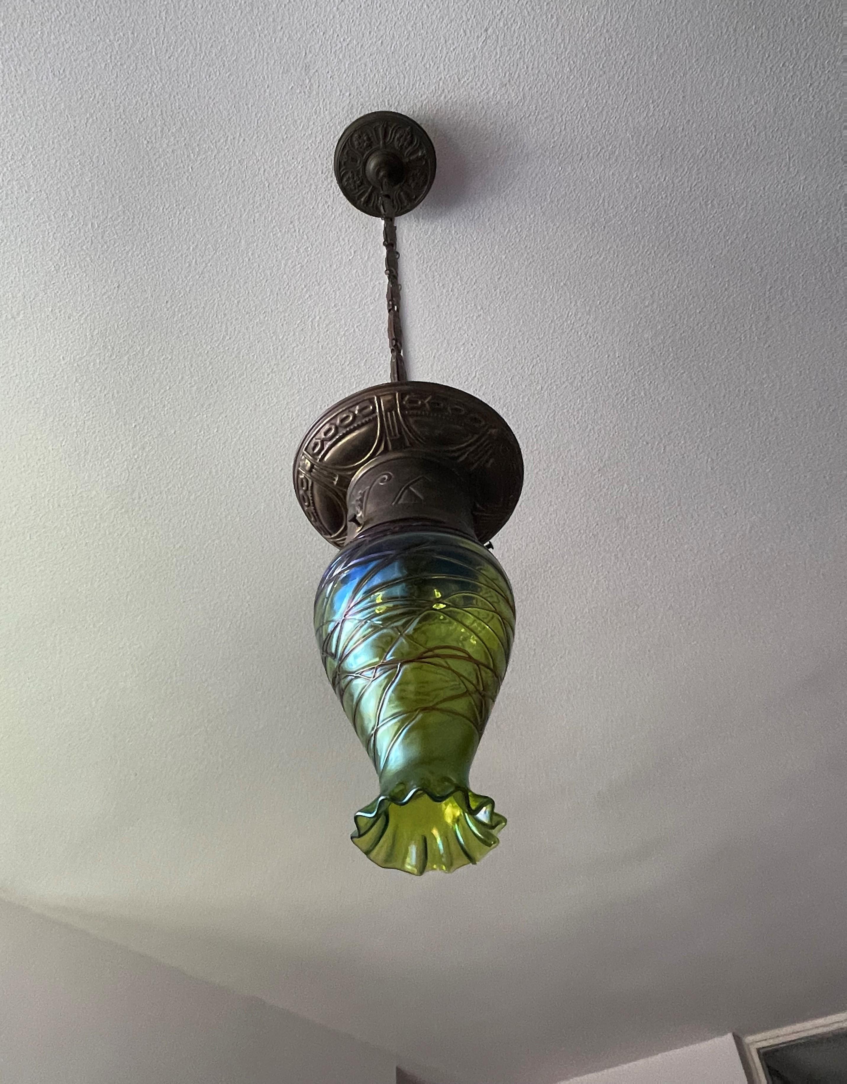 Stunning Arts & Crafts Brass & Green Mouth Blown Loetz Style Art Glass Pendant In Excellent Condition In Lisse, NL