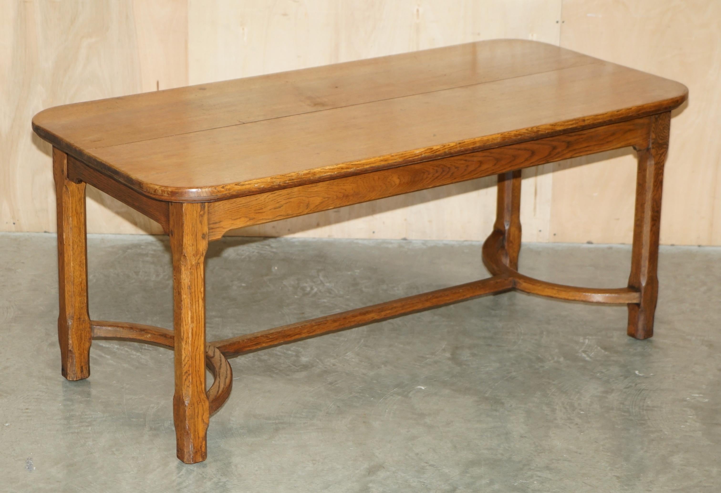 The House Antiques a le plaisir d'offrir à la vente cette charmante table de salle à manger à deux plateaux, en chêne anglais du 19e siècle, de style Arts & Crafts Hayrake. 

Veuillez noter que les frais de livraison indiqués sont donnés à titre
