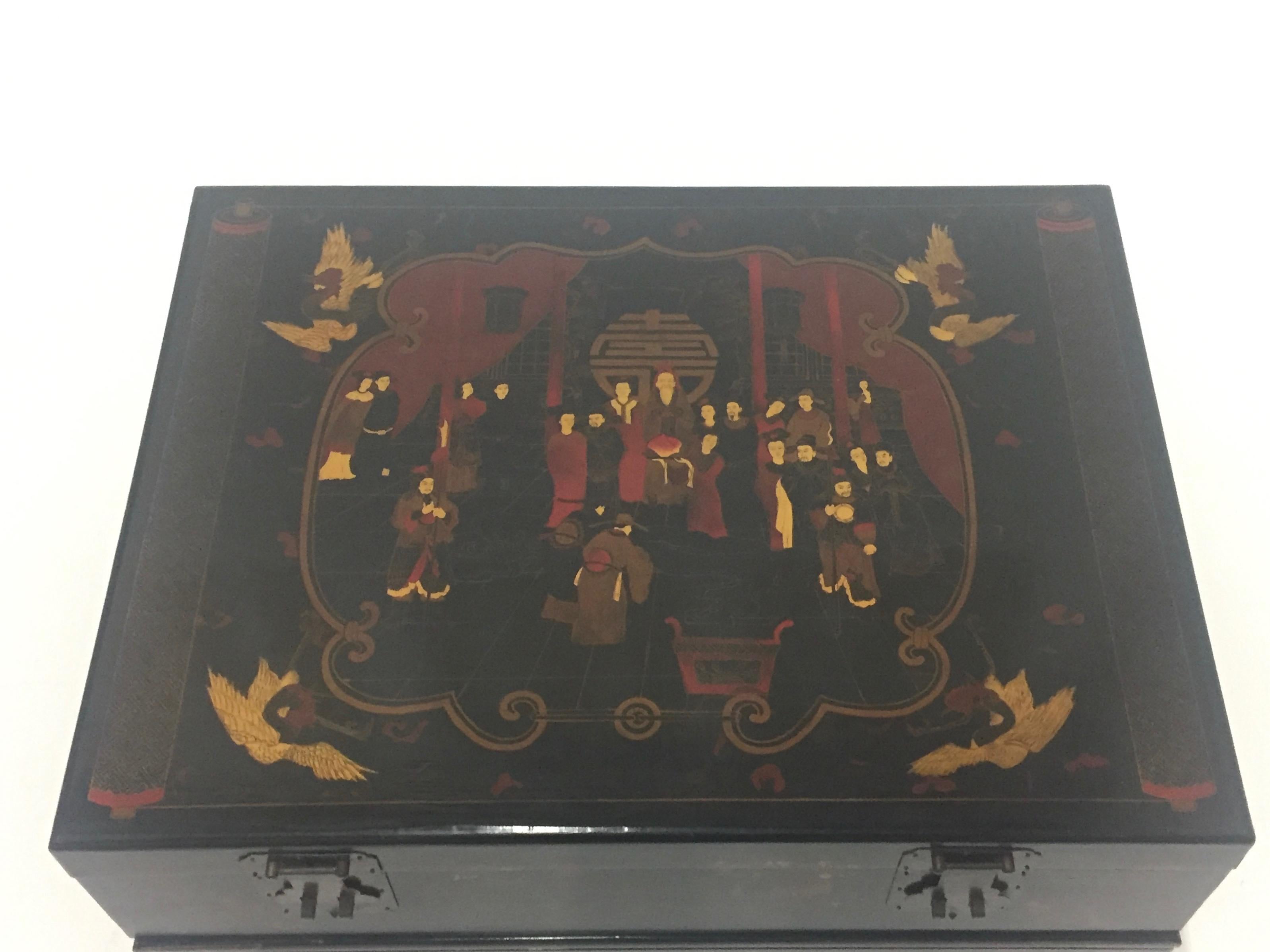 Chinois Stupéfiante table basse asiatique en laque noire sur stand personnalisé en vente