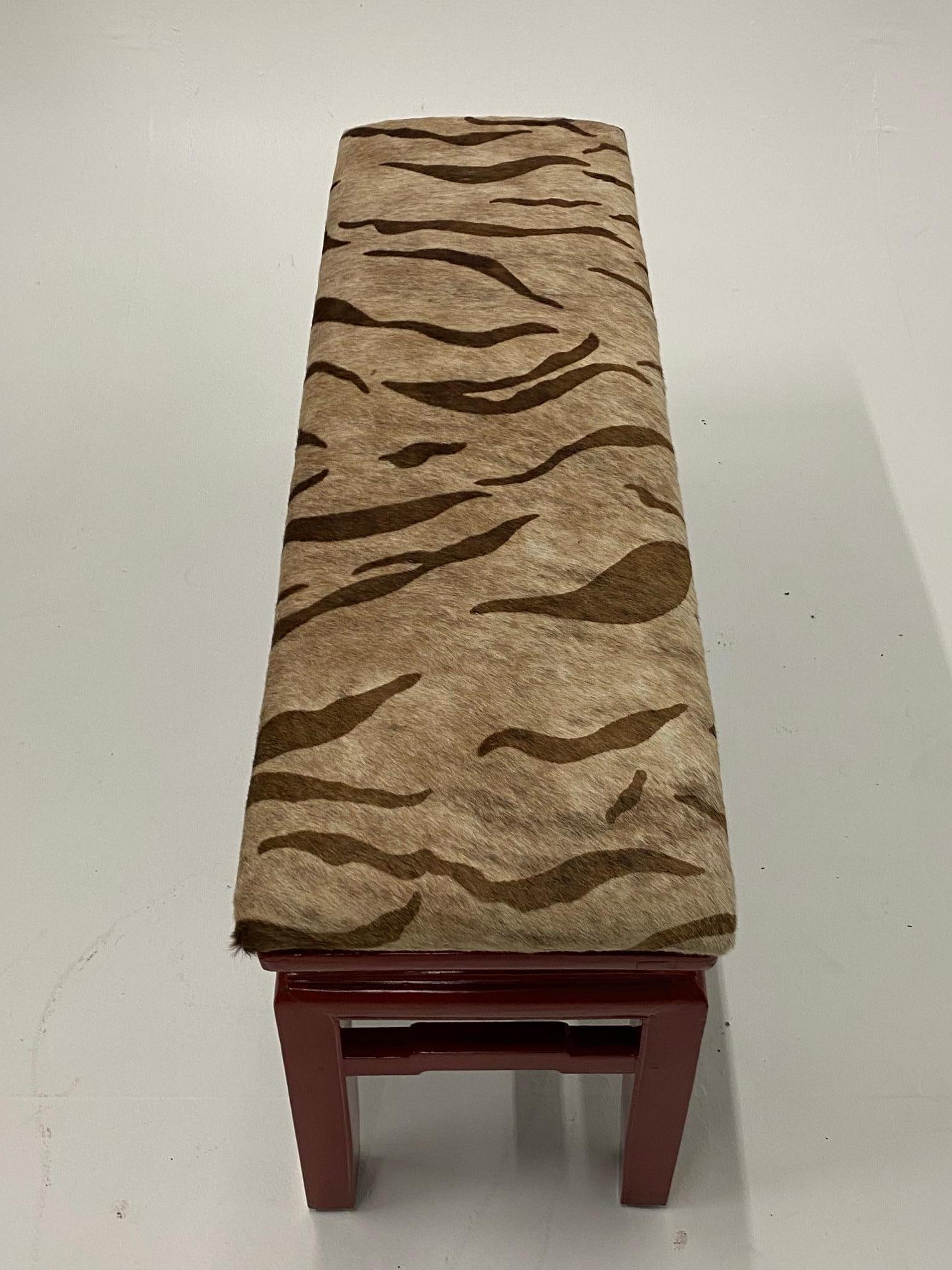 Superbe banc asiatique en laque rouge Cinnabar tapissé de cuir de vache imprimé en vente 3
