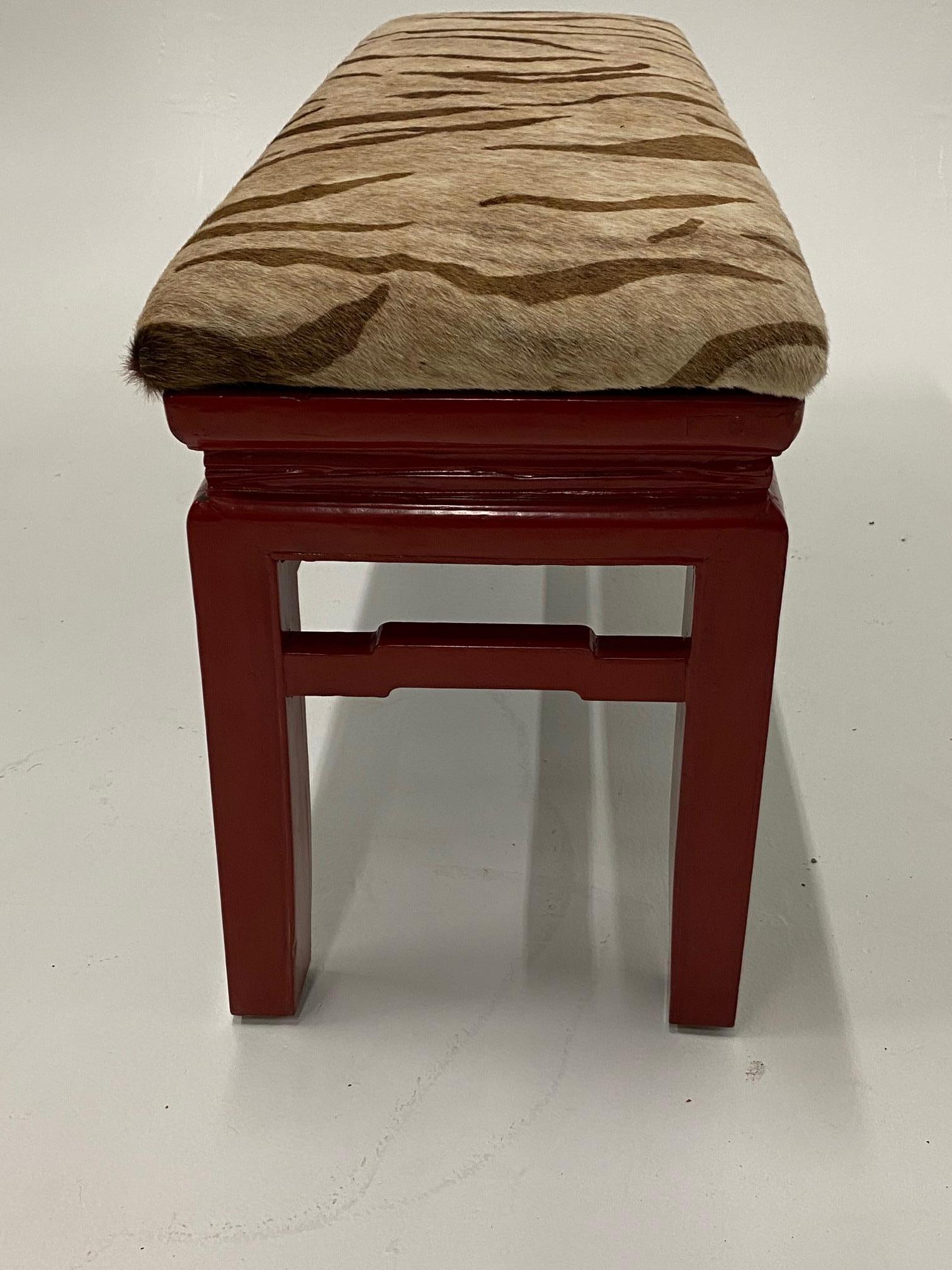 Superbe banc asiatique en laque rouge Cinnabar tapissé de cuir de vache imprimé en vente 2