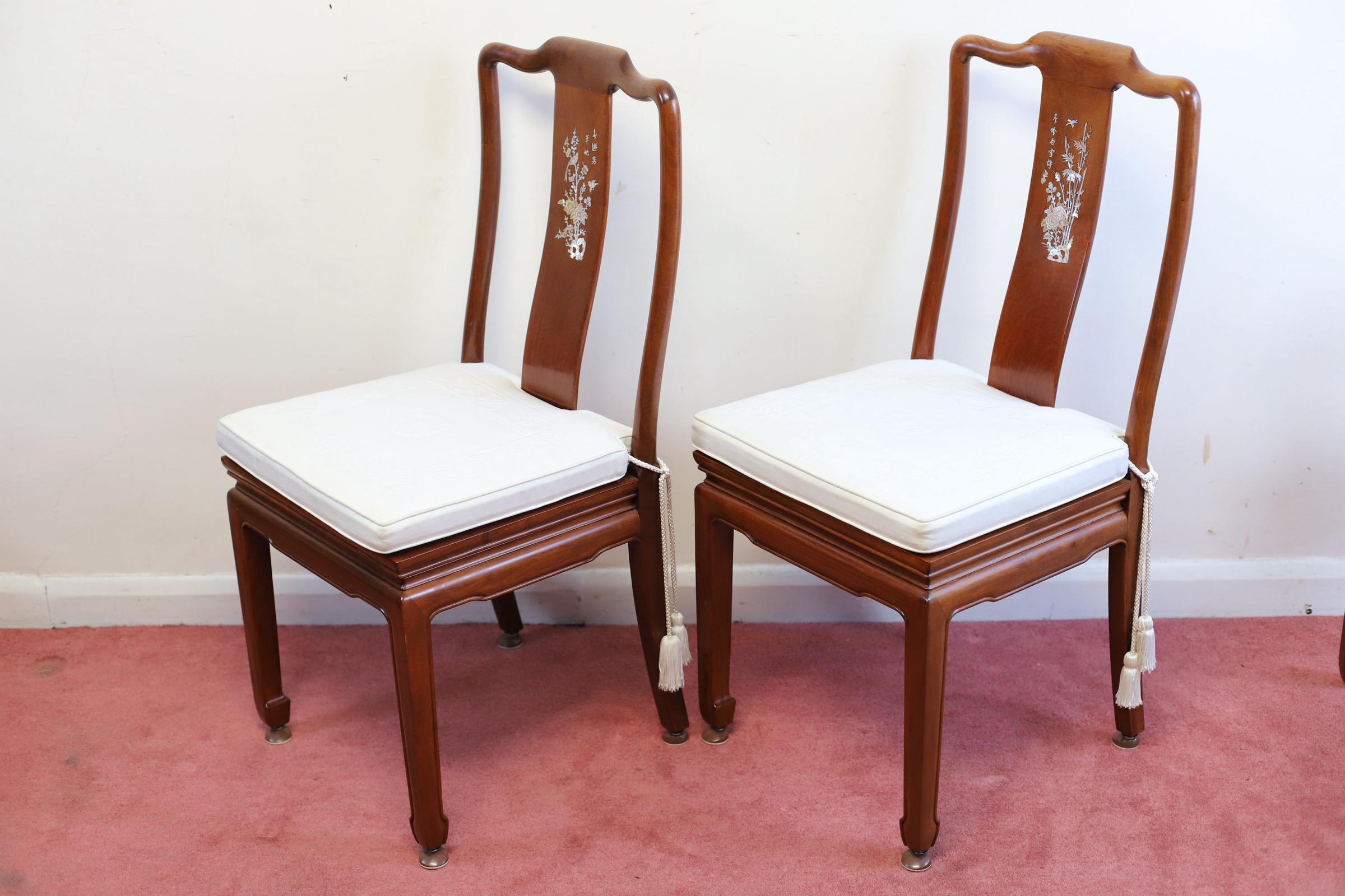 Atemberaubender asiatischer Esstisch aus Hartholz und Perlmutt mit Intarsien und acht Stühlen im Angebot 3