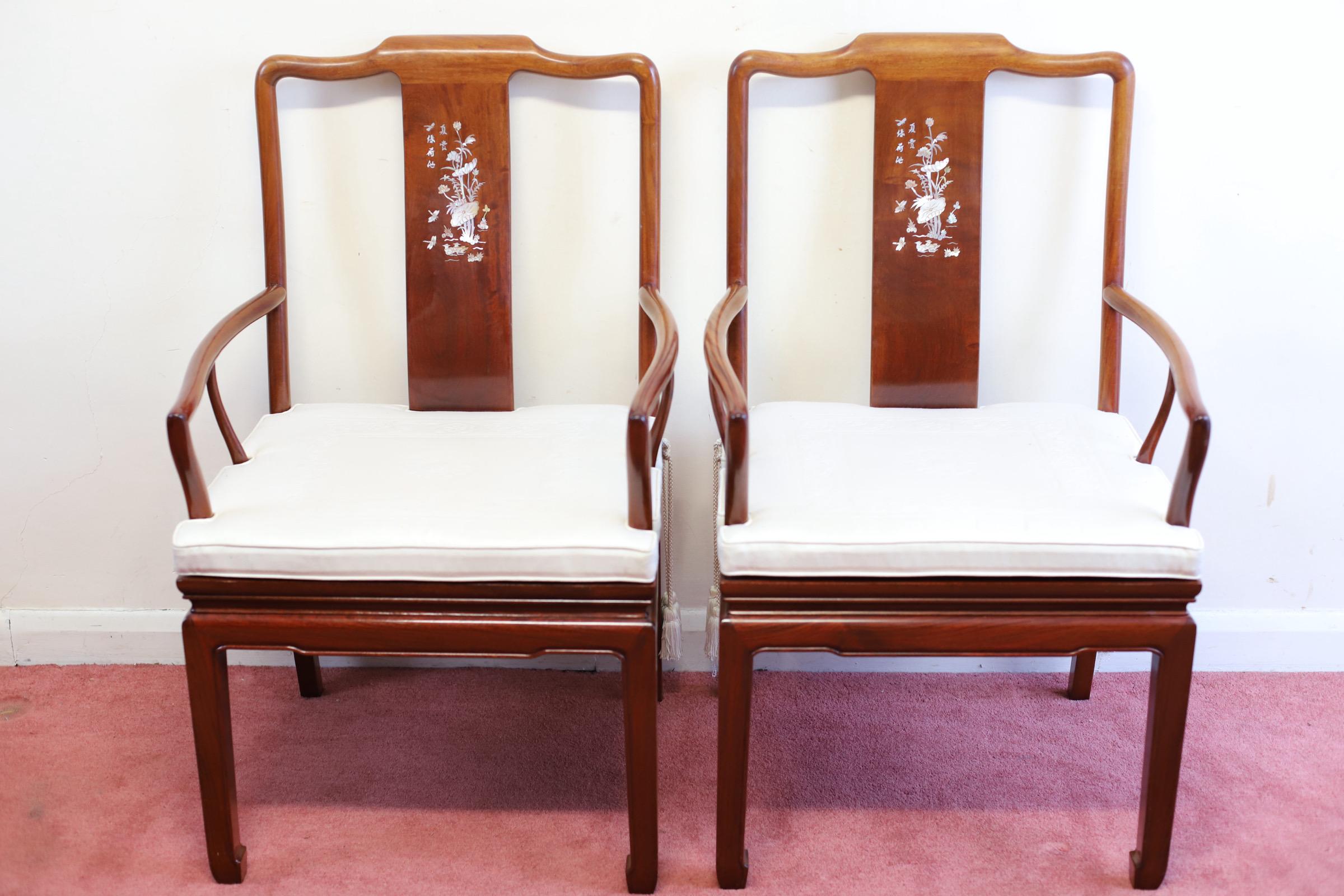 Atemberaubender asiatischer Esstisch aus Hartholz und Perlmutt mit Intarsien und acht Stühlen im Angebot 6