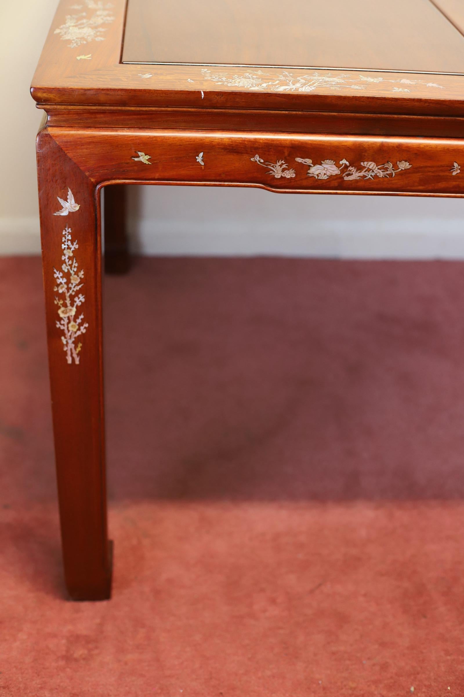 Atemberaubender asiatischer Esstisch aus Hartholz und Perlmutt mit Intarsien und acht Stühlen (Handgefertigt) im Angebot