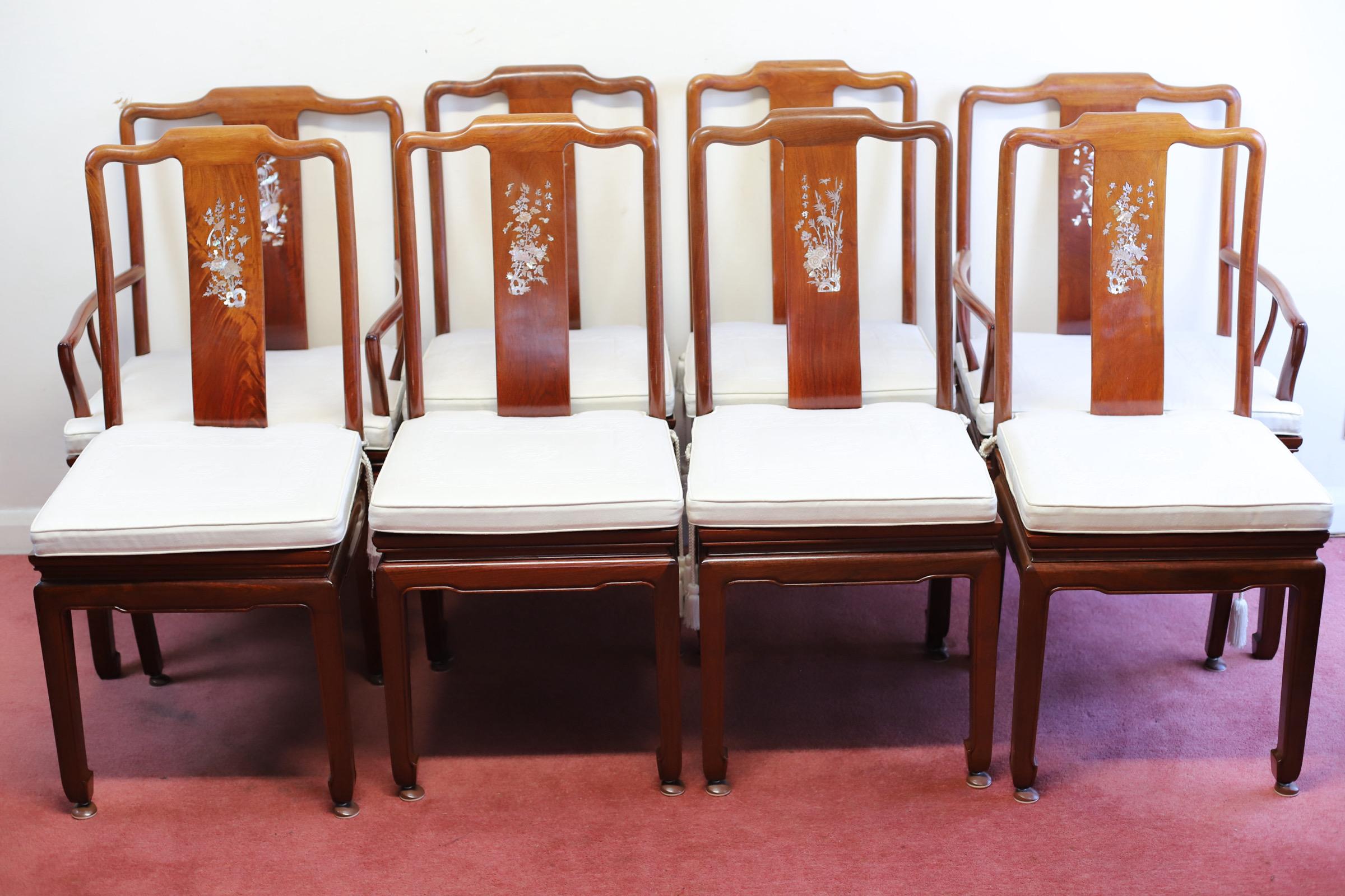 Atemberaubender asiatischer Esstisch aus Hartholz und Perlmutt mit Intarsien und acht Stühlen (20. Jahrhundert) im Angebot