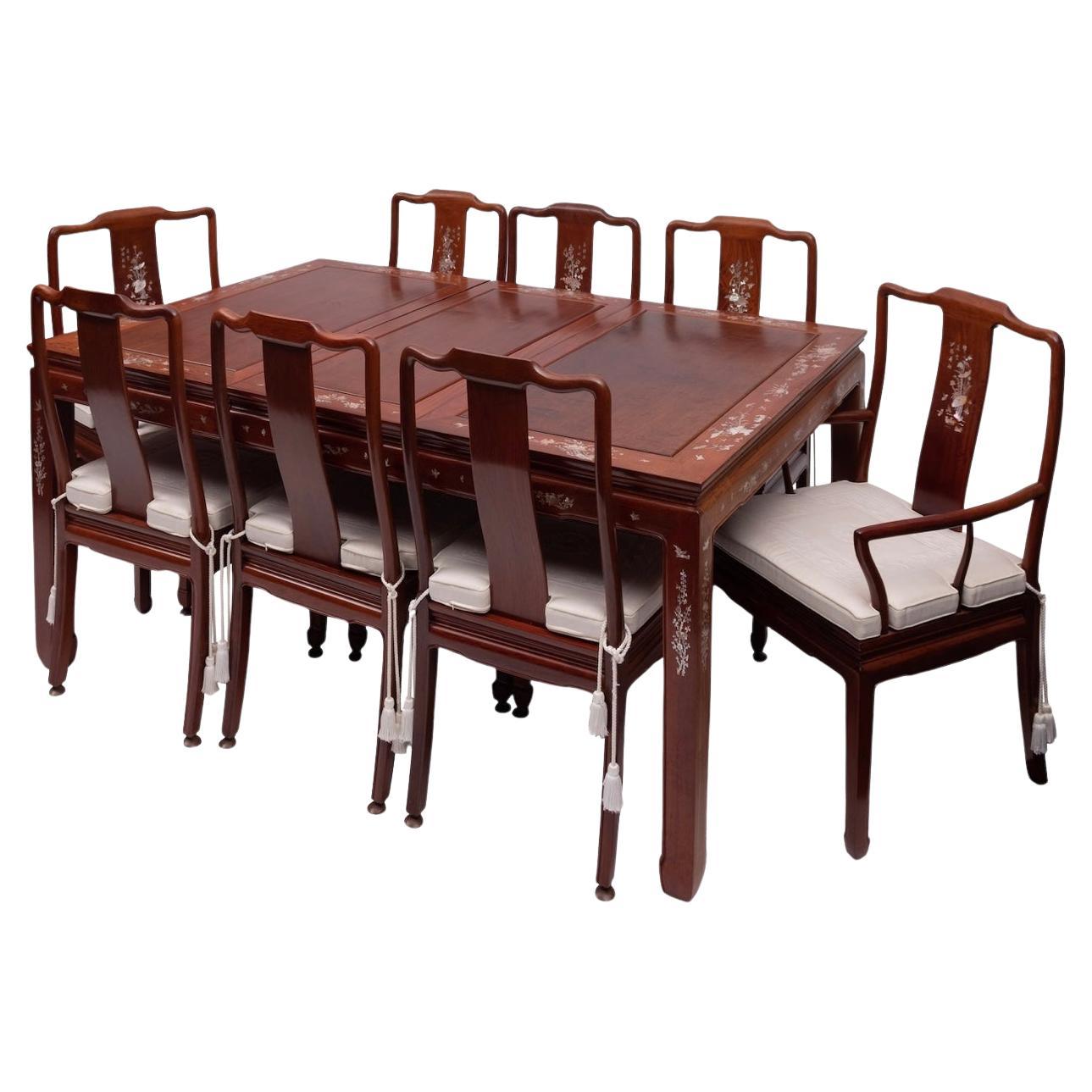Superbe table de salle à manger asiatique en bois dur et nacre insérée et huit chaises