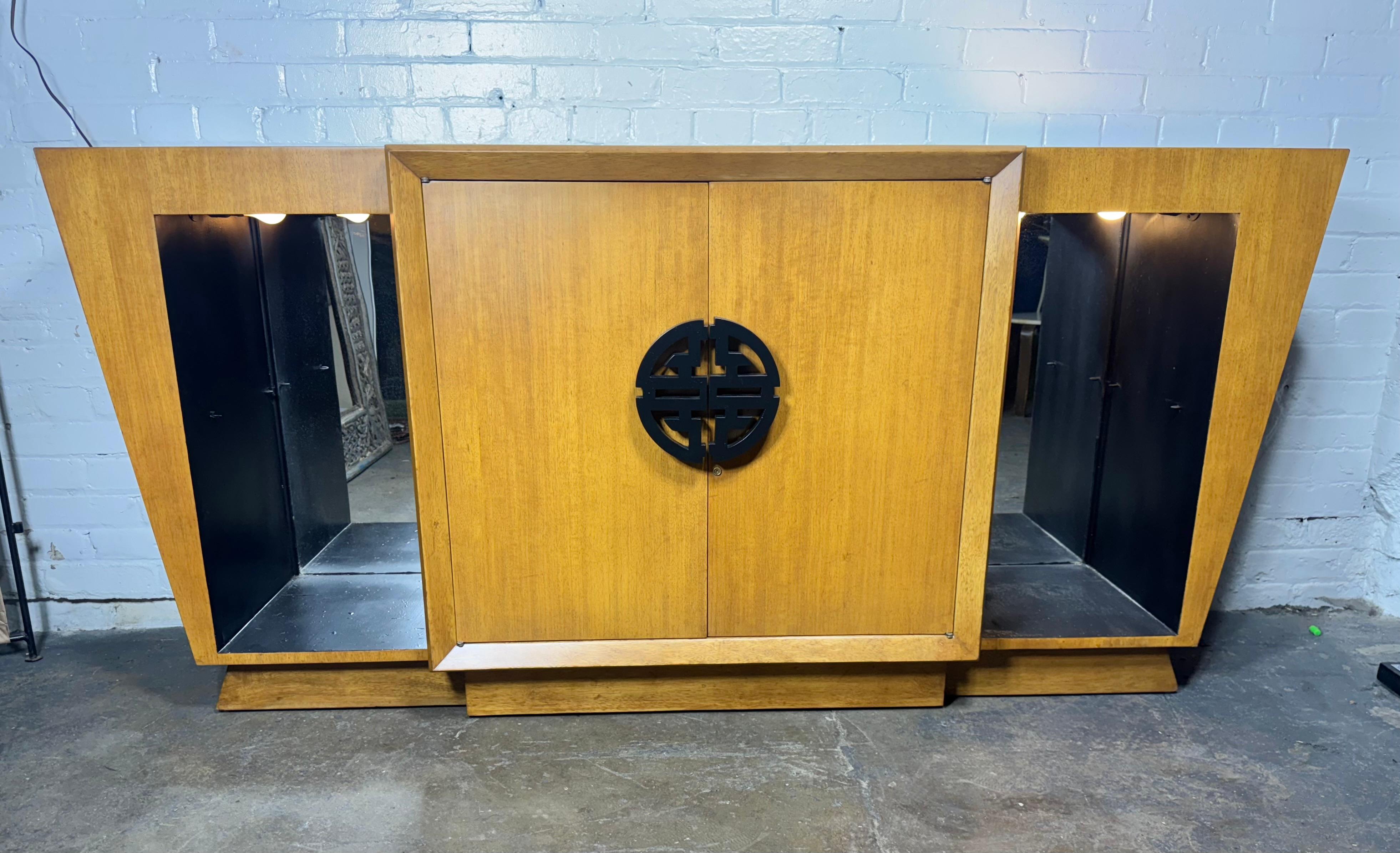 Impresionante Asiático Modernista / Deco Gabinete . credenza , bar. attr. James Mont en venta 2