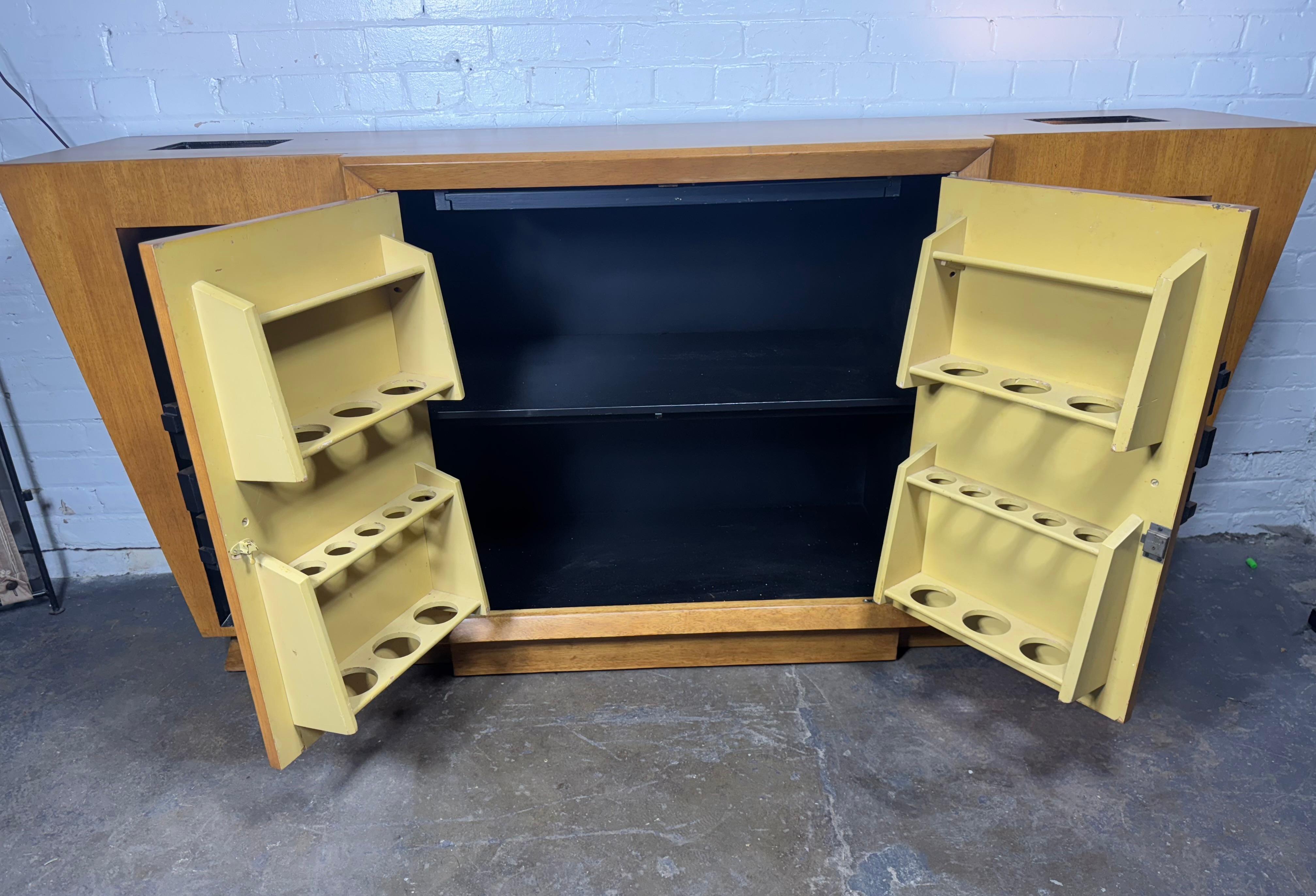 Impresionante  y más inusual Modernista / Deco asiático  Armario Light -up . Credenza , Barra seca. atribuida a James Mont.. Increíble estilo y diseño,, Recientemente reacondicionado . restaurado caoba rubia y lacado negro..iGrandes proporciones..